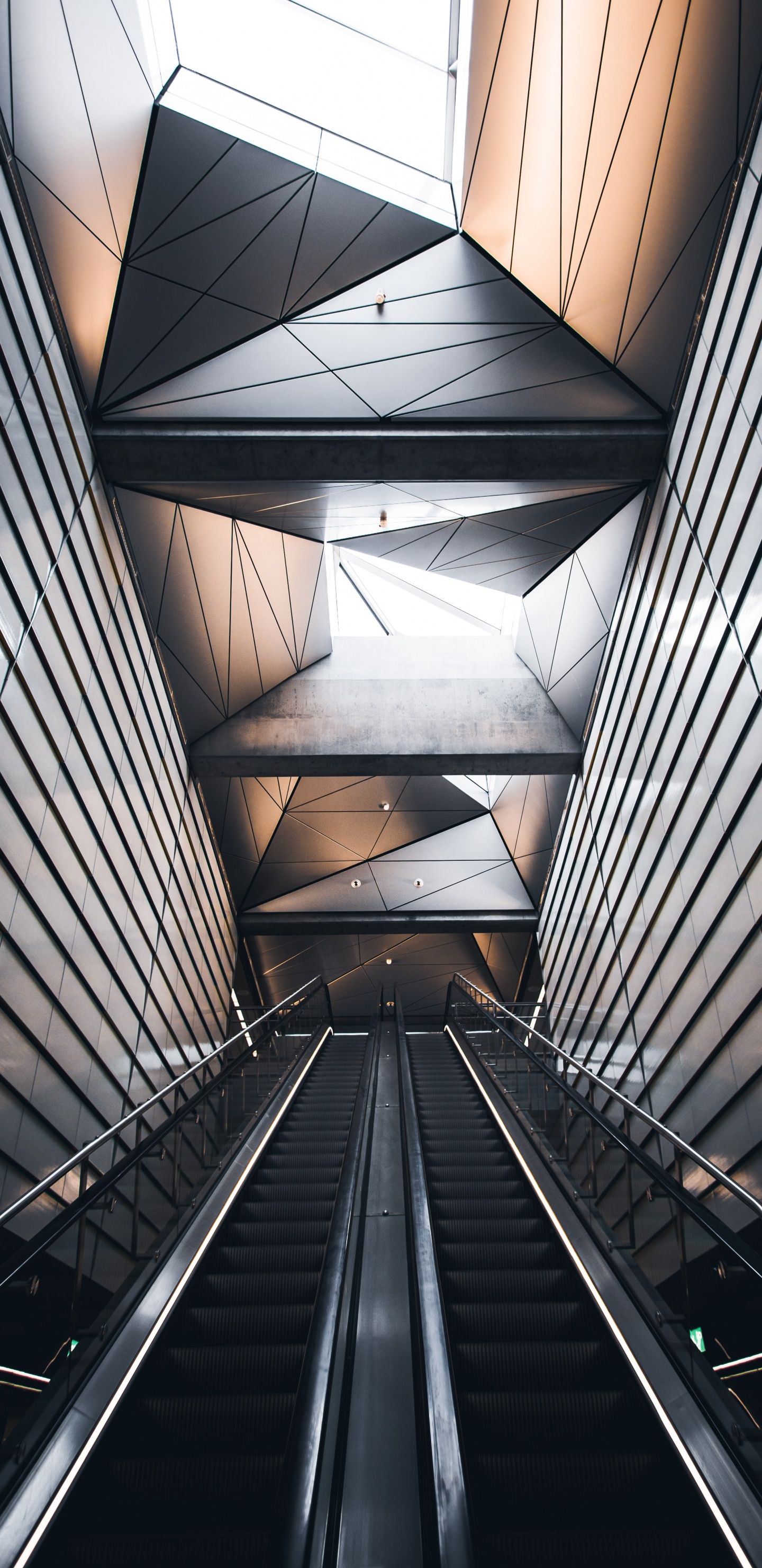 Schwarze Rolltreppe in Einem Gebäude. Wallpaper in 1440x2960 Resolution