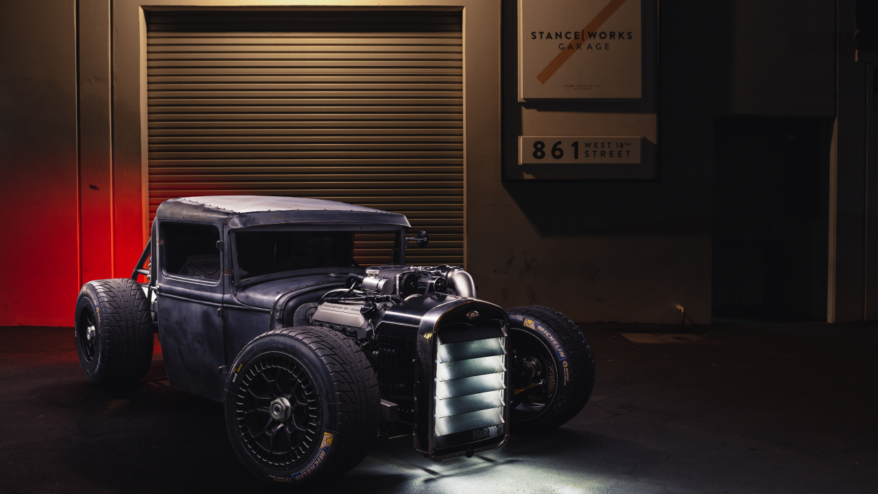 Schwarzer Oldtimer Vor Brauner Holzwand. Wallpaper in 1280x720 Resolution