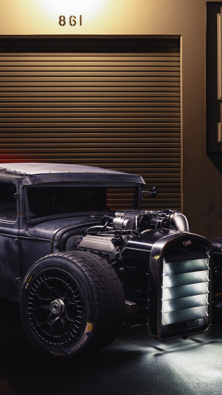 Voiture Vintage Noire Devant un Mur en Bois Marron. Wallpaper in 720x1280 Resolution