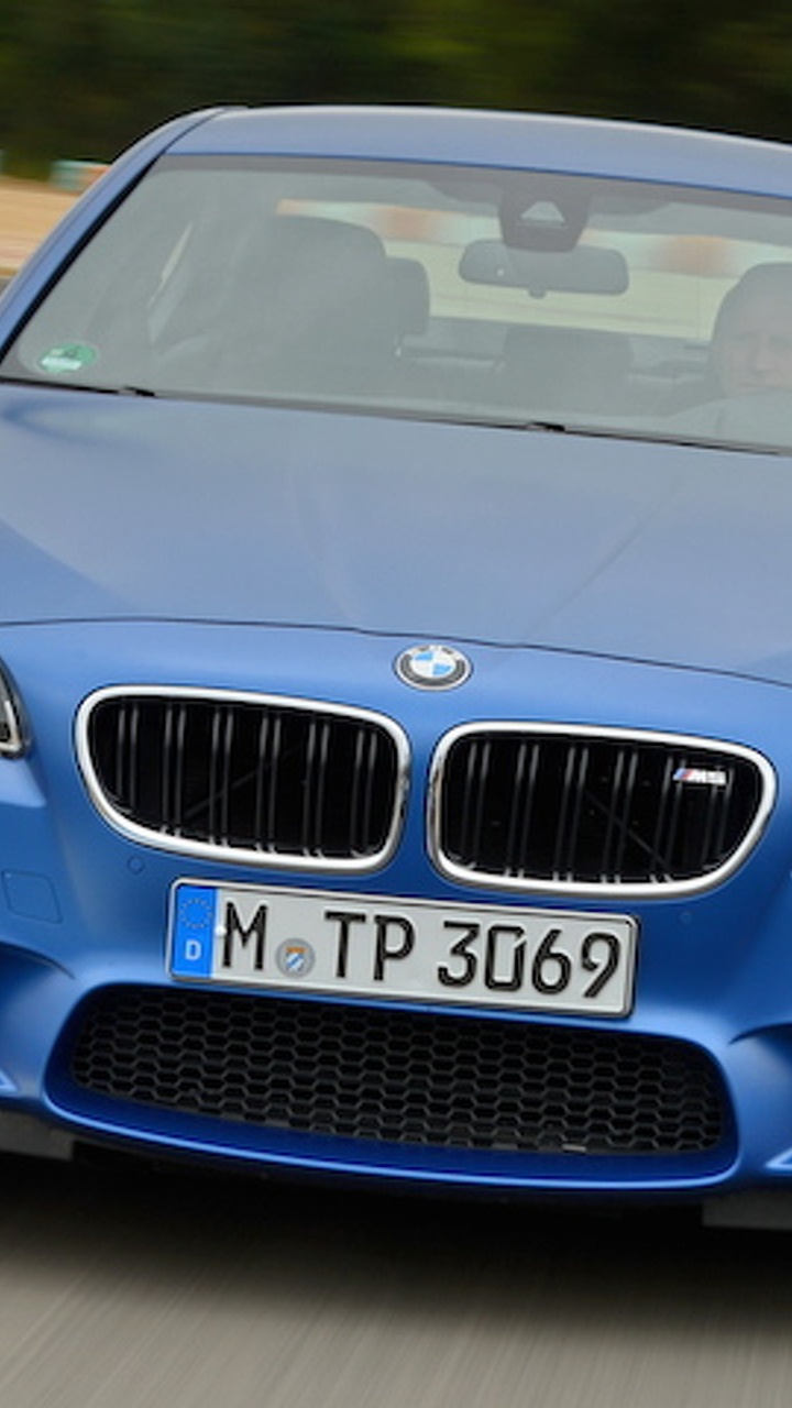 Blauer Bmw m 3 Tagsüber Unterwegs. Wallpaper in 720x1280 Resolution