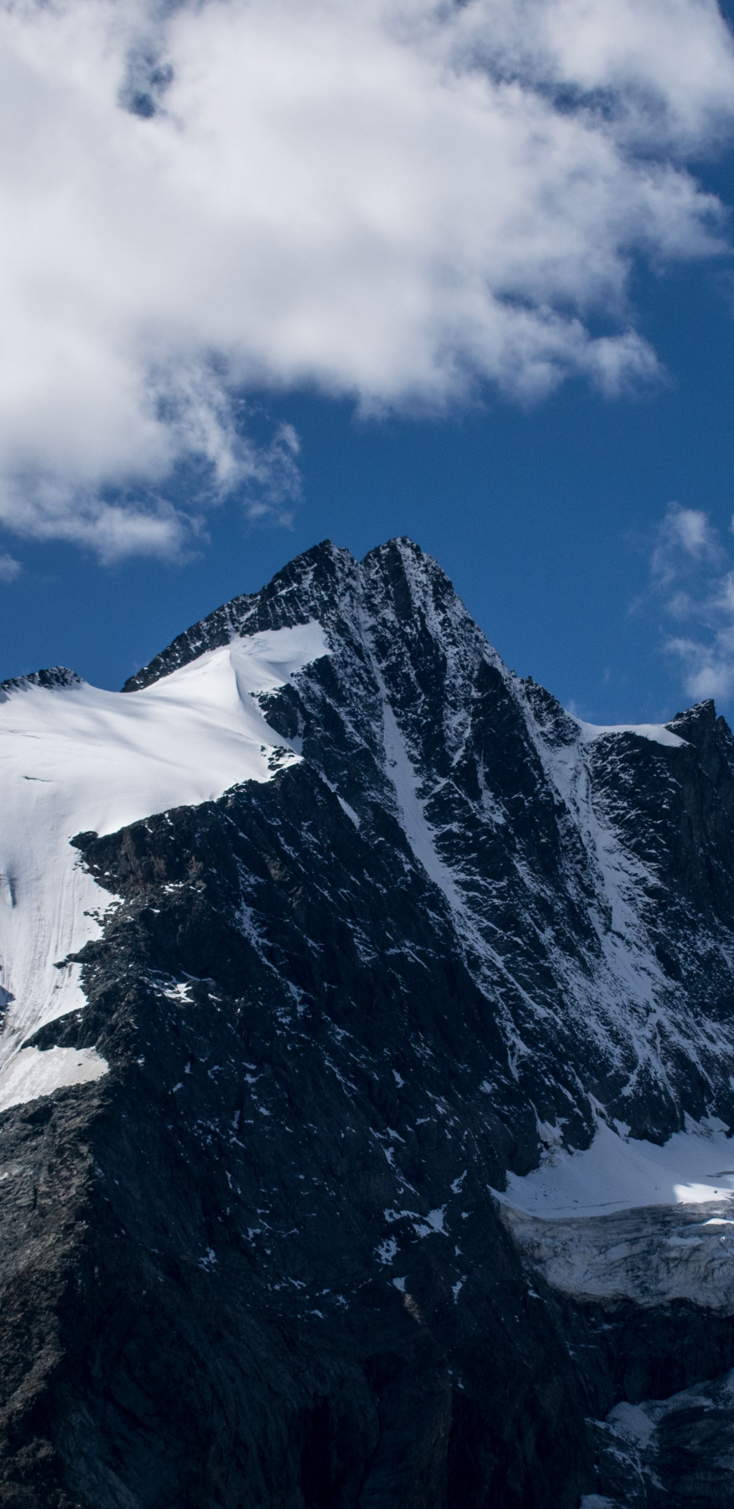 Montagne Couverte de Neige Sous un Ciel Nuageux Pendant la Journée. Wallpaper in 1440x2960 Resolution