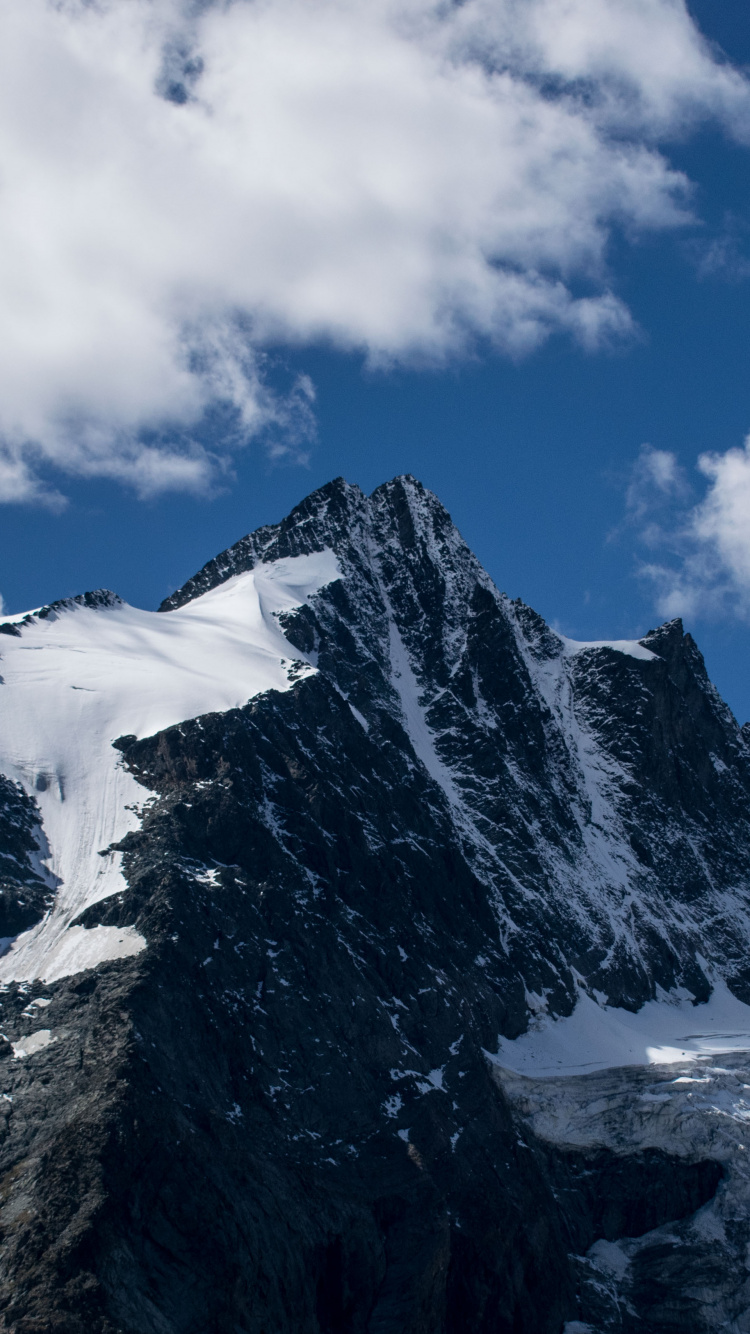 Montagne Couverte de Neige Sous un Ciel Nuageux Pendant la Journée. Wallpaper in 750x1334 Resolution