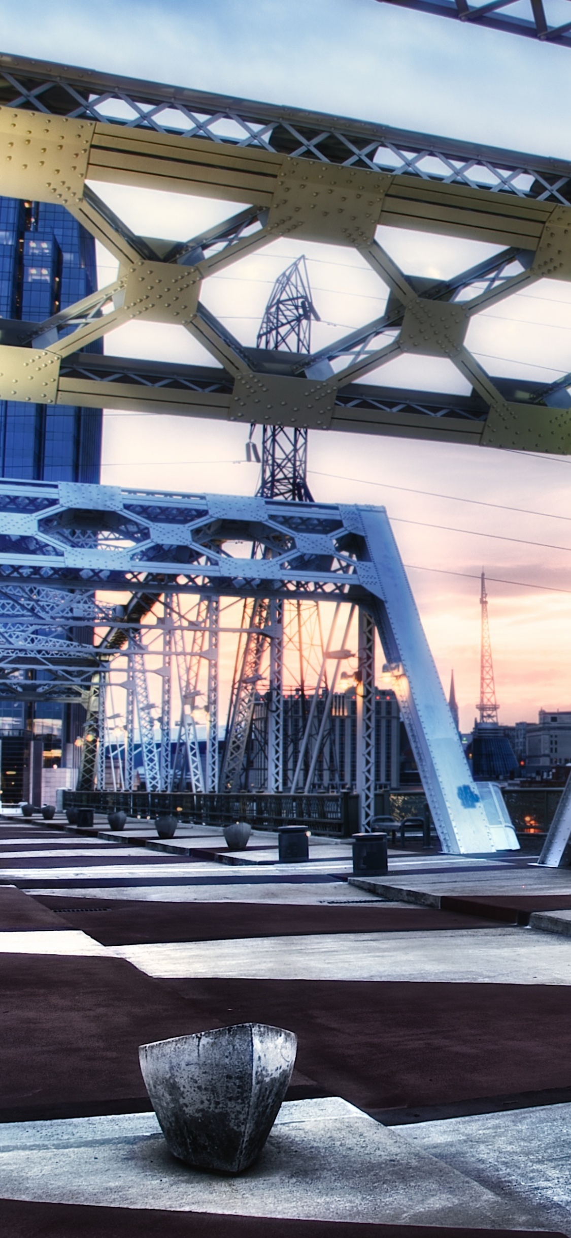 Braune Und Graue Brücke Unter Blauem Himmel Tagsüber. Wallpaper in 1125x2436 Resolution