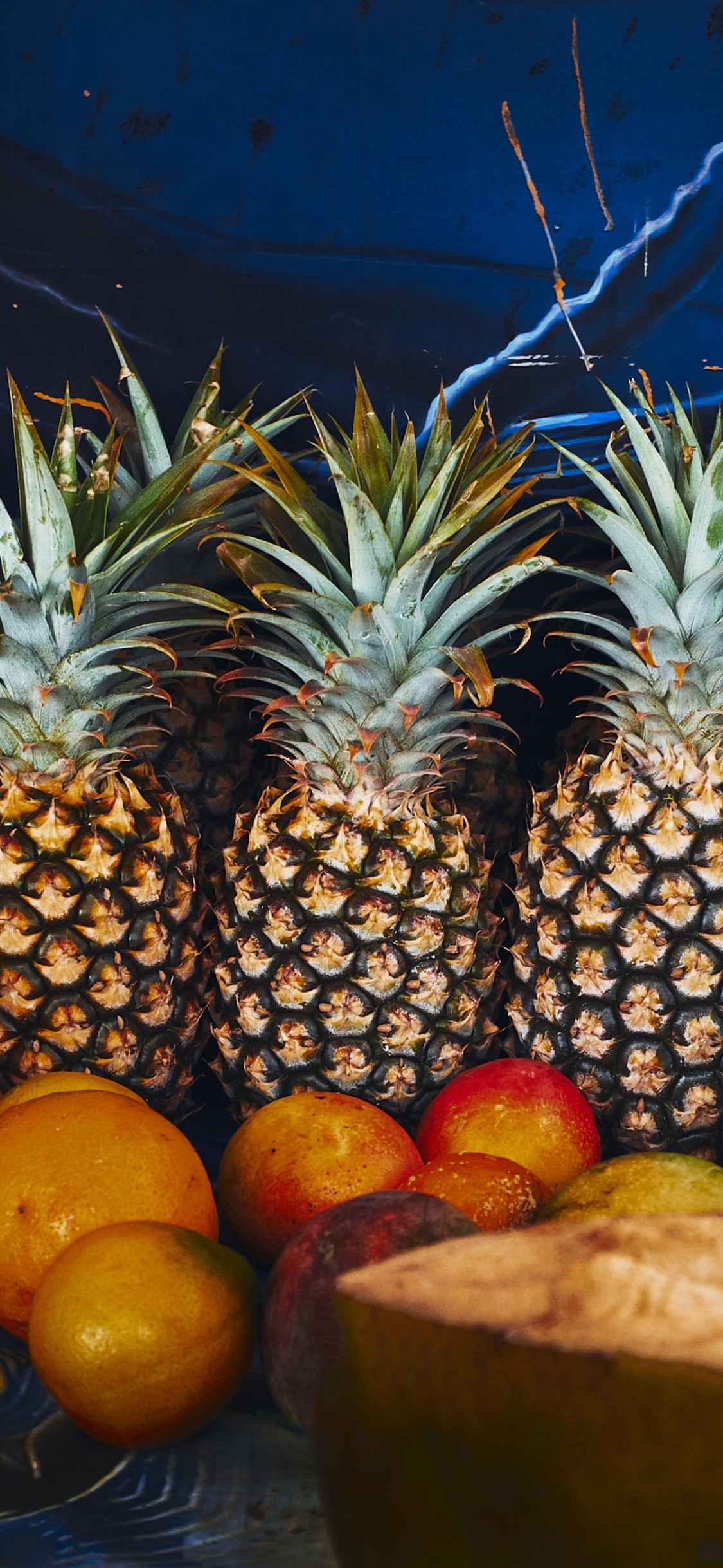 Ananas Und Orangenfrüchte Auf Braunem Holztisch. Wallpaper in 1125x2436 Resolution