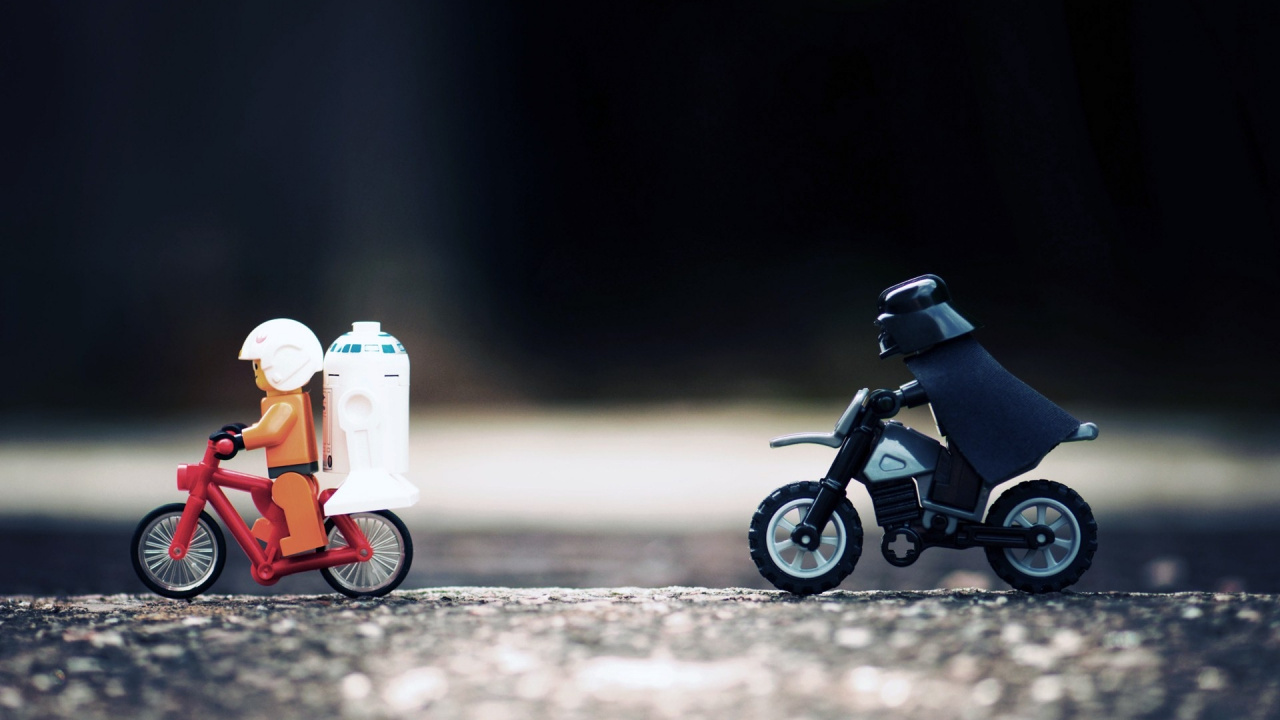 Moto Noire Avec Jouet en Plastique Orange et Blanc. Wallpaper in 1280x720 Resolution