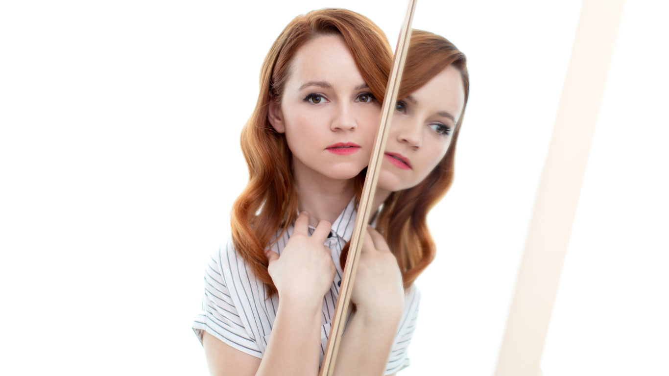 Acteur, Peau, Beauté, Sourire, Épaule. Wallpaper in 1366x768 Resolution