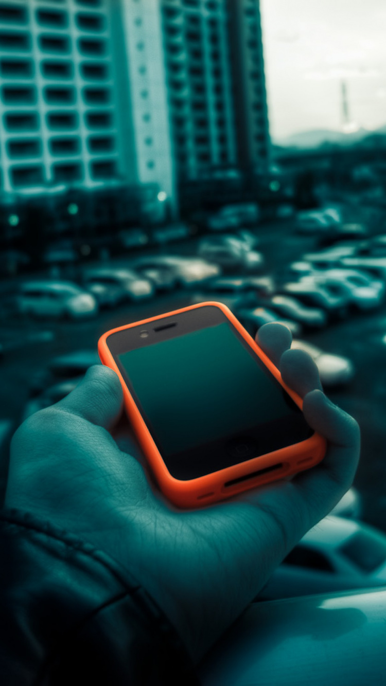 Personne Tenant un Smartphone Noir et Blanc. Wallpaper in 750x1334 Resolution