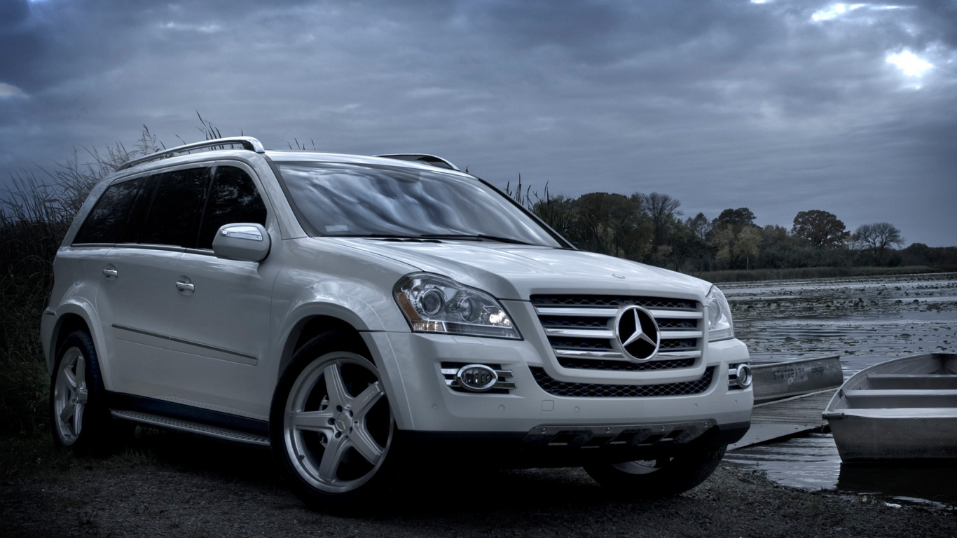 Mercedes Benz Suv Blanc Sur le Sable Gris Pendant la Journée. Wallpaper in 1366x768 Resolution
