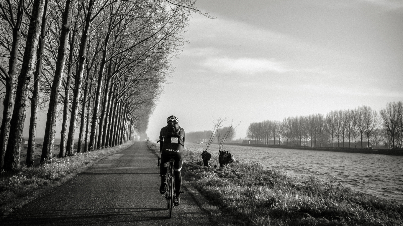 Photo en Niveaux de Gris de 2 Hommes Faisant du Vélo Sur la Route. Wallpaper in 1366x768 Resolution