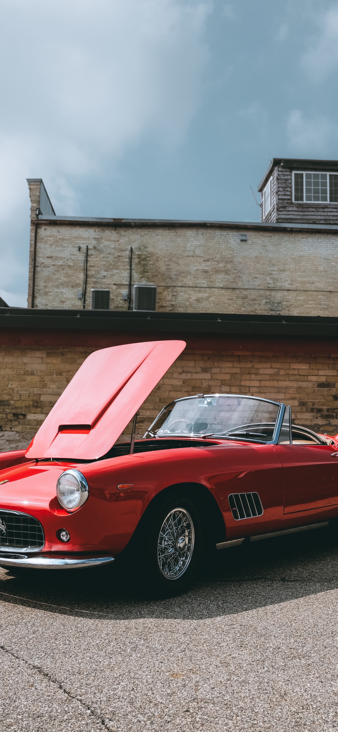 Roter Ferrari 458 Italia in Der Nähe Von Braunem Gebäude Geparkt. Wallpaper in 1125x2436 Resolution