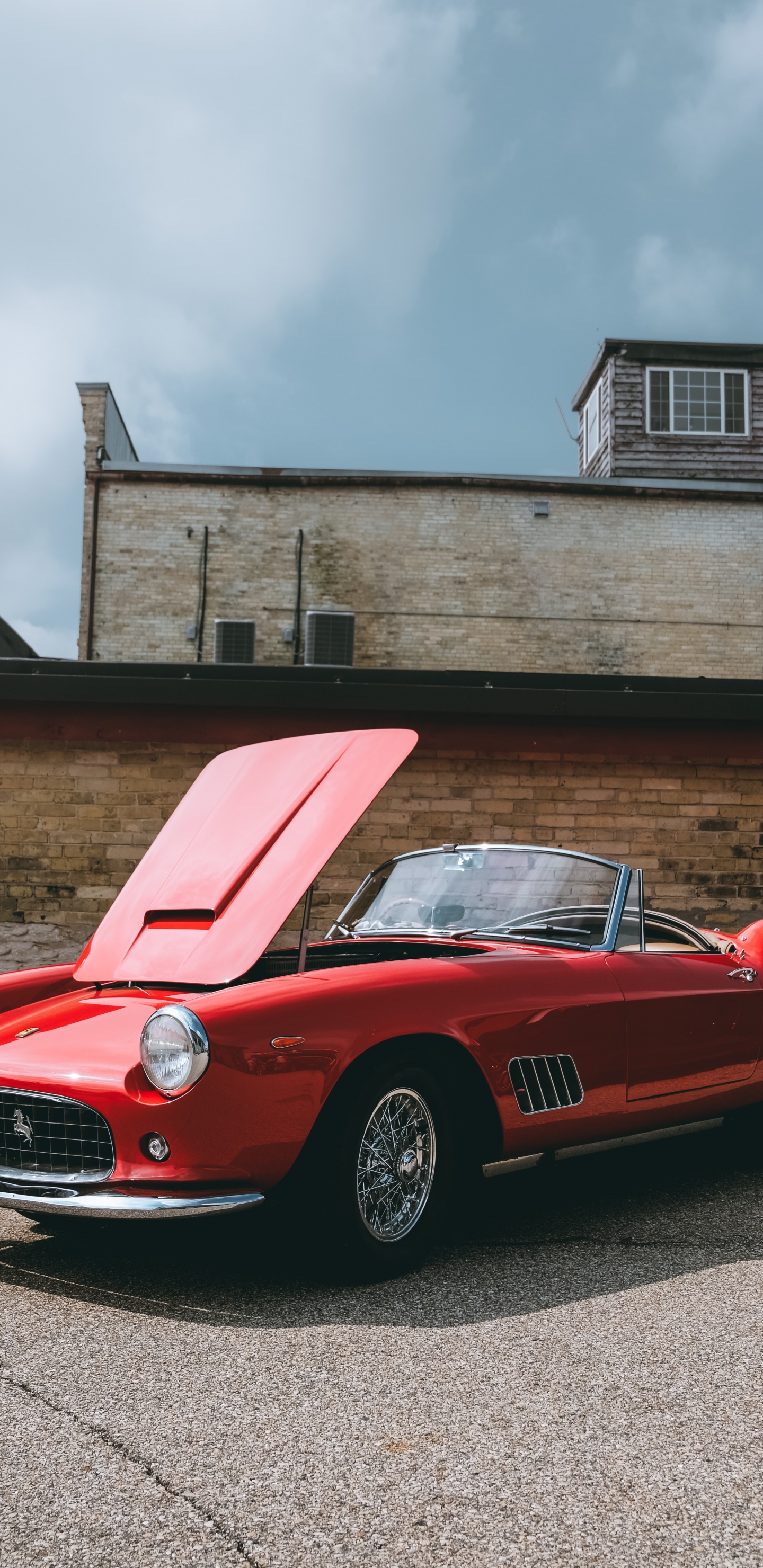 Roter Ferrari 458 Italia in Der Nähe Von Braunem Gebäude Geparkt. Wallpaper in 1440x2960 Resolution