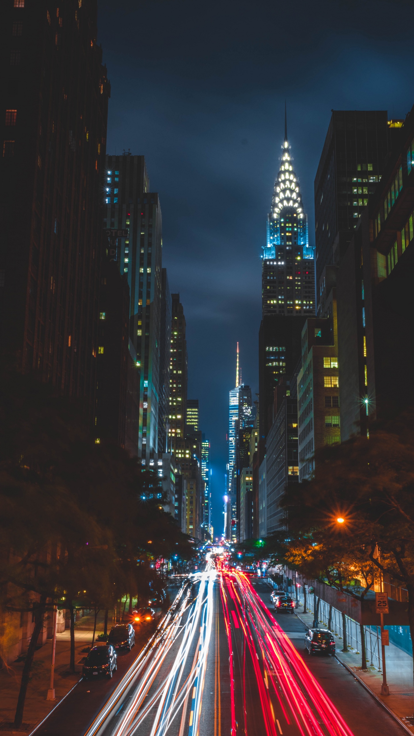 Photographie en Accéléré Des Bâtiments de la Ville Pendant la Nuit. Wallpaper in 1440x2560 Resolution