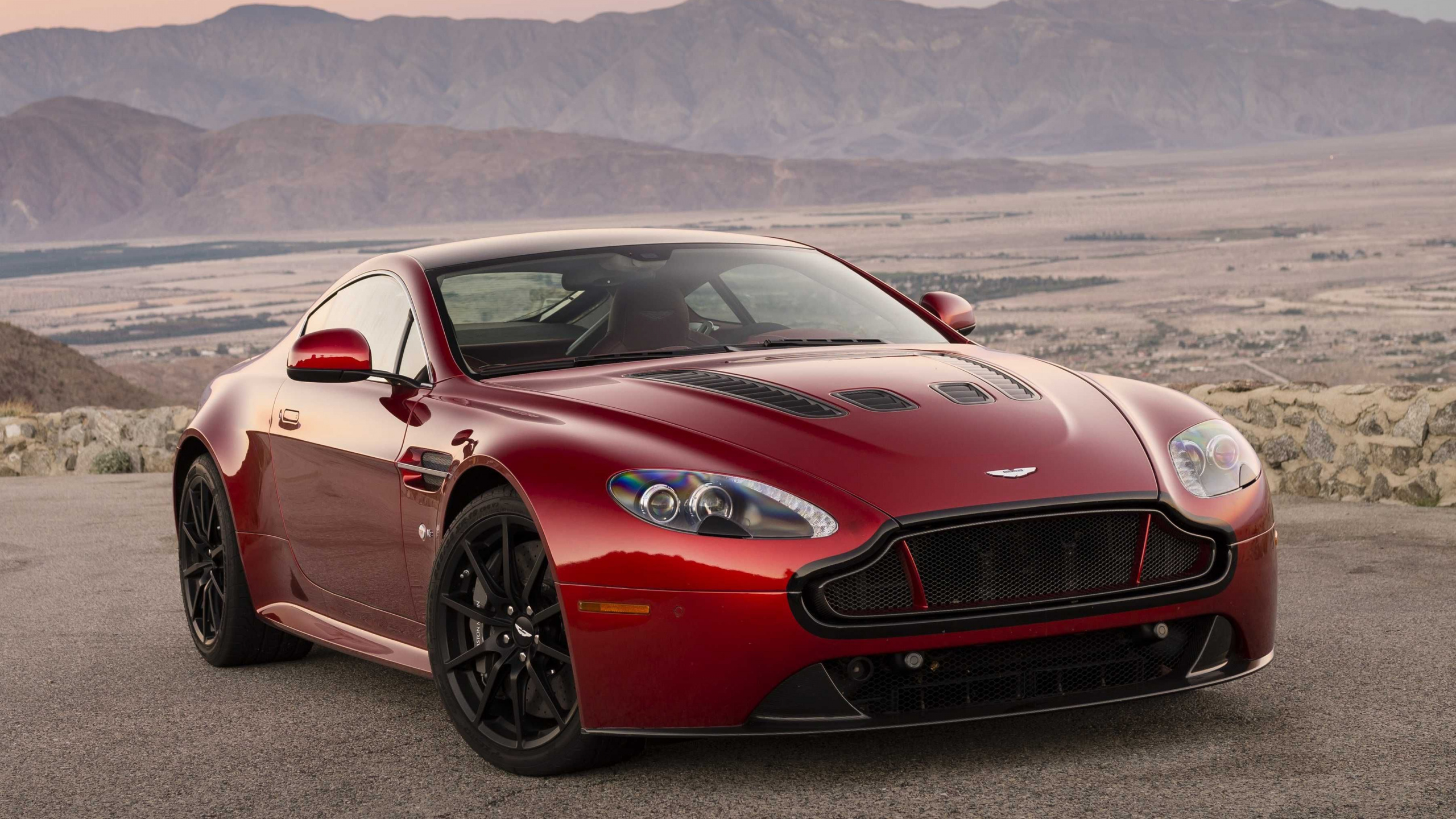 Rot-schwarzer Porsche 911 Auf Braunem Feldweg Tagsüber. Wallpaper in 2560x1440 Resolution