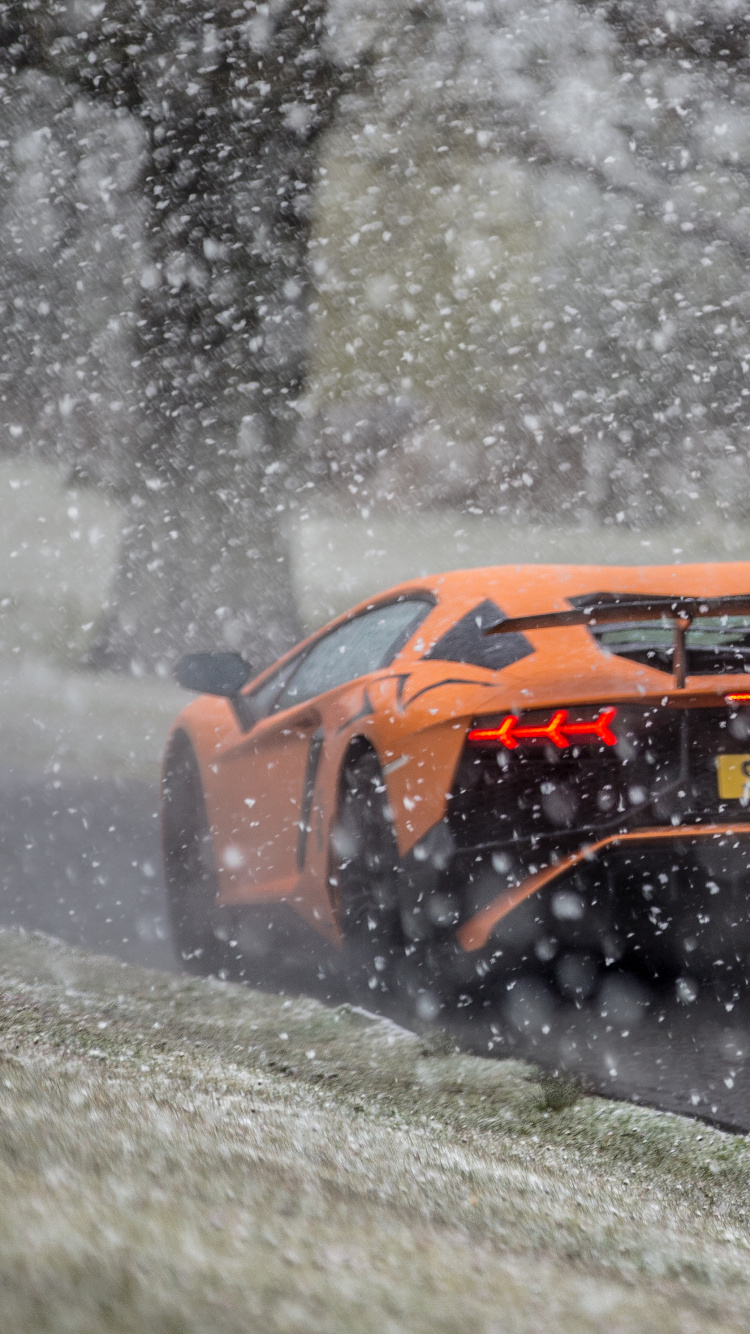 Voiture de Sport Jaune et Noir Sur Sol Couvert de Neige. Wallpaper in 750x1334 Resolution