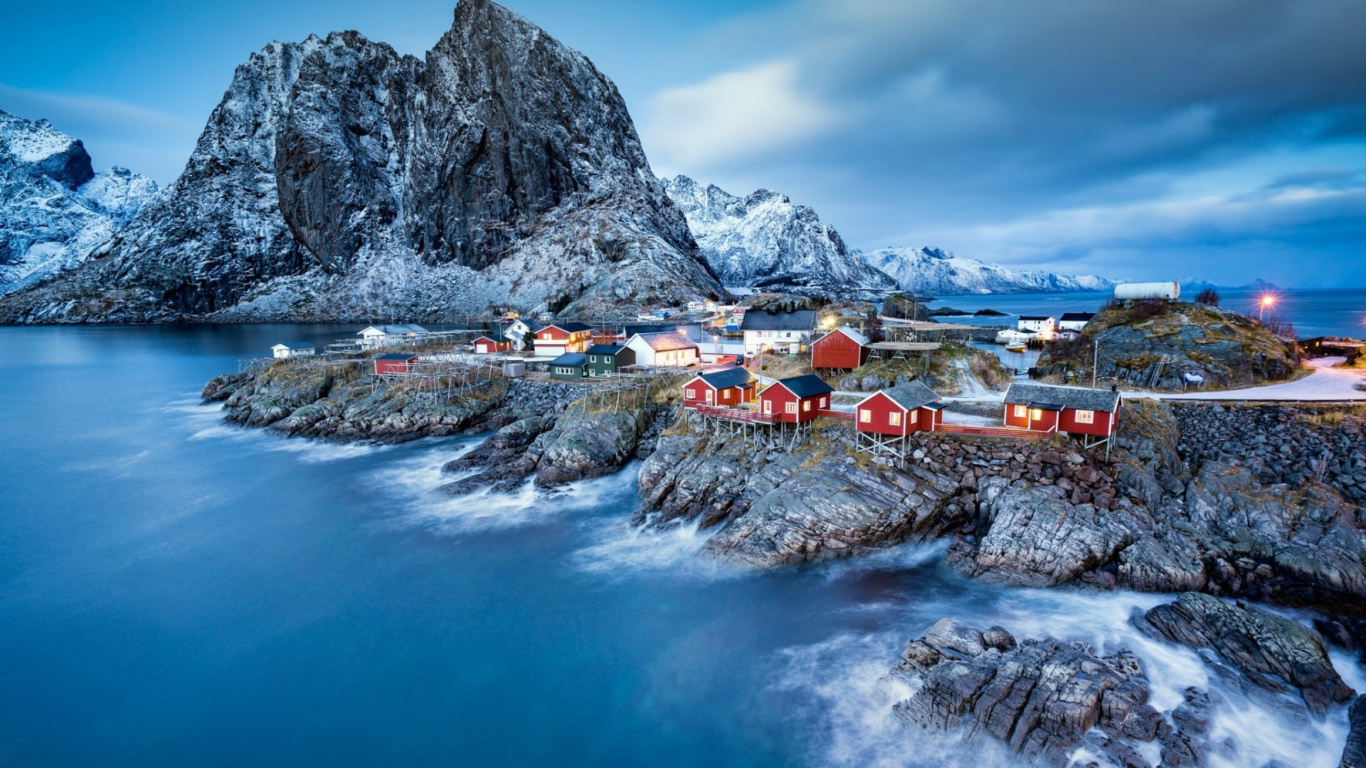 Houses Near Rocky Mountain and Body of Water During Daytime. Wallpaper in 1366x768 Resolution