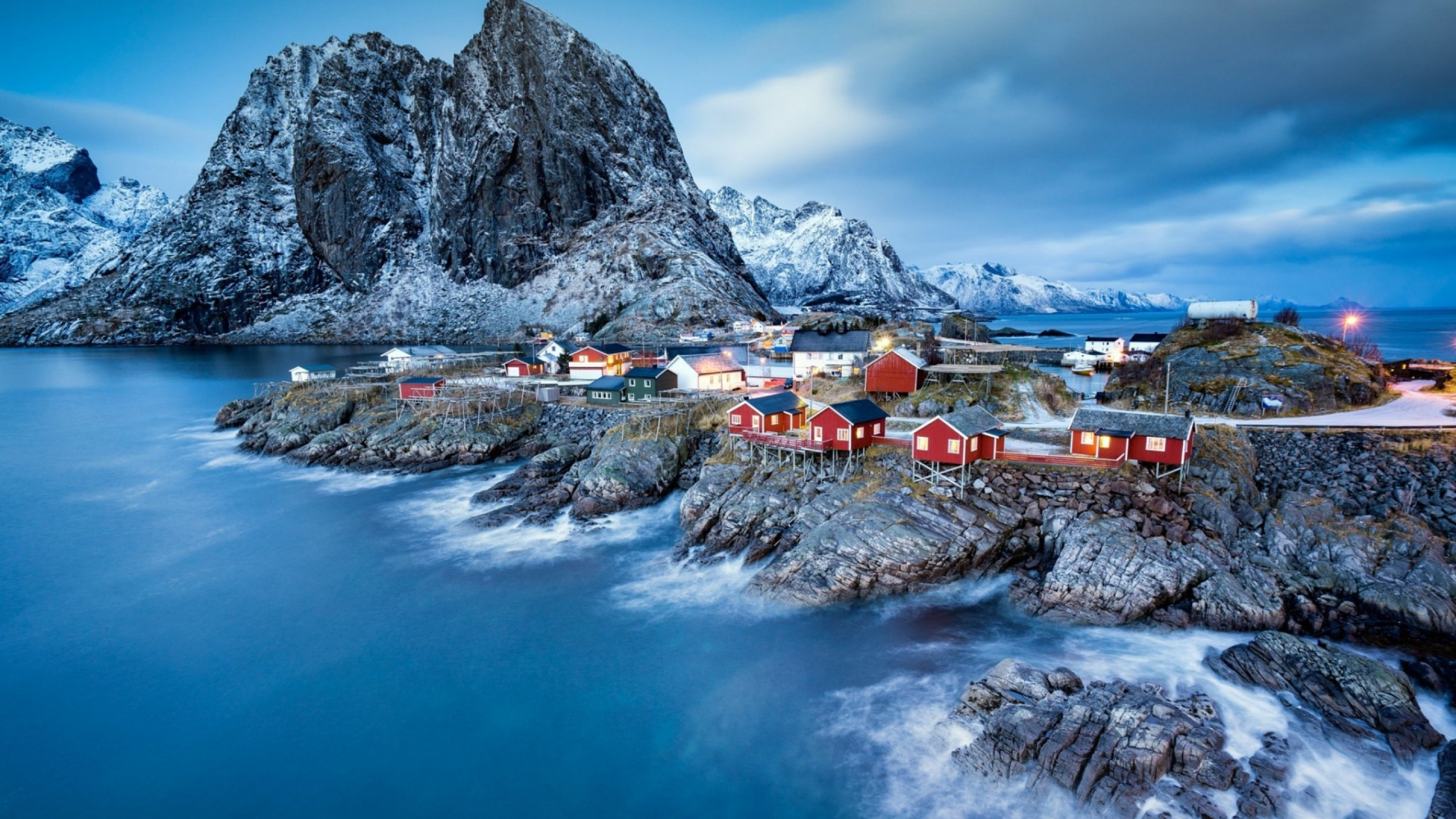 Houses Near Rocky Mountain and Body of Water During Daytime. Wallpaper in 2560x1440 Resolution