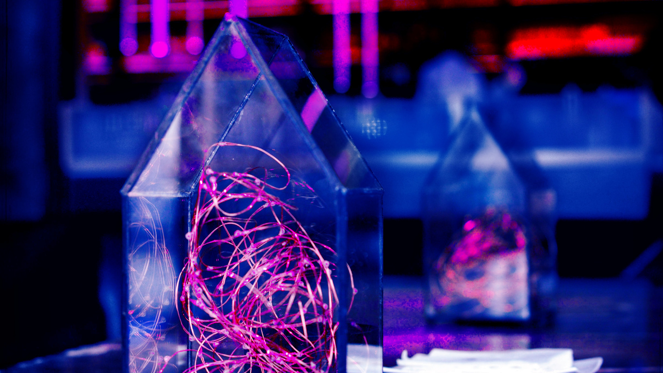 Recipiente de Vidrio Transparente en la Mesa. Wallpaper in 1366x768 Resolution