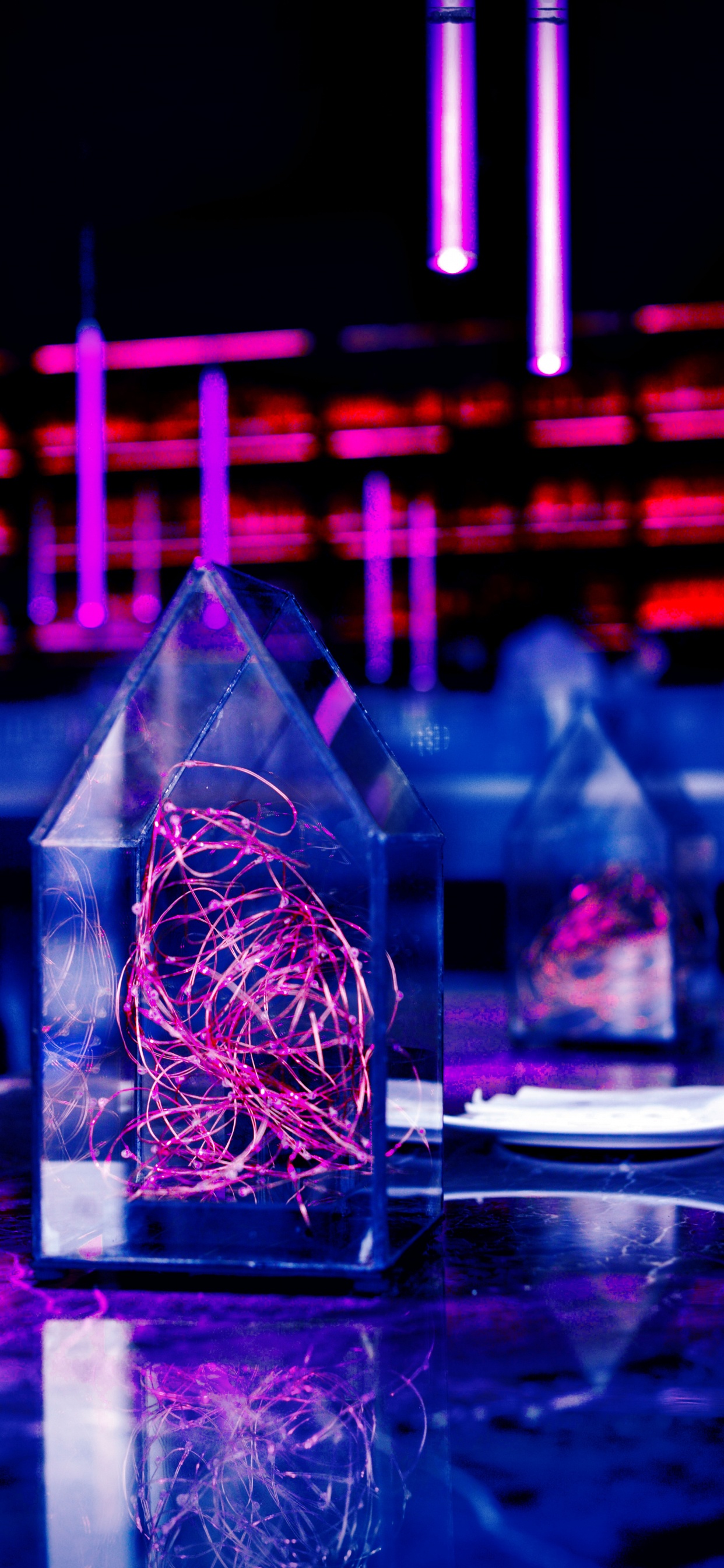 Récipient en Verre Transparent Sur Table. Wallpaper in 1242x2688 Resolution