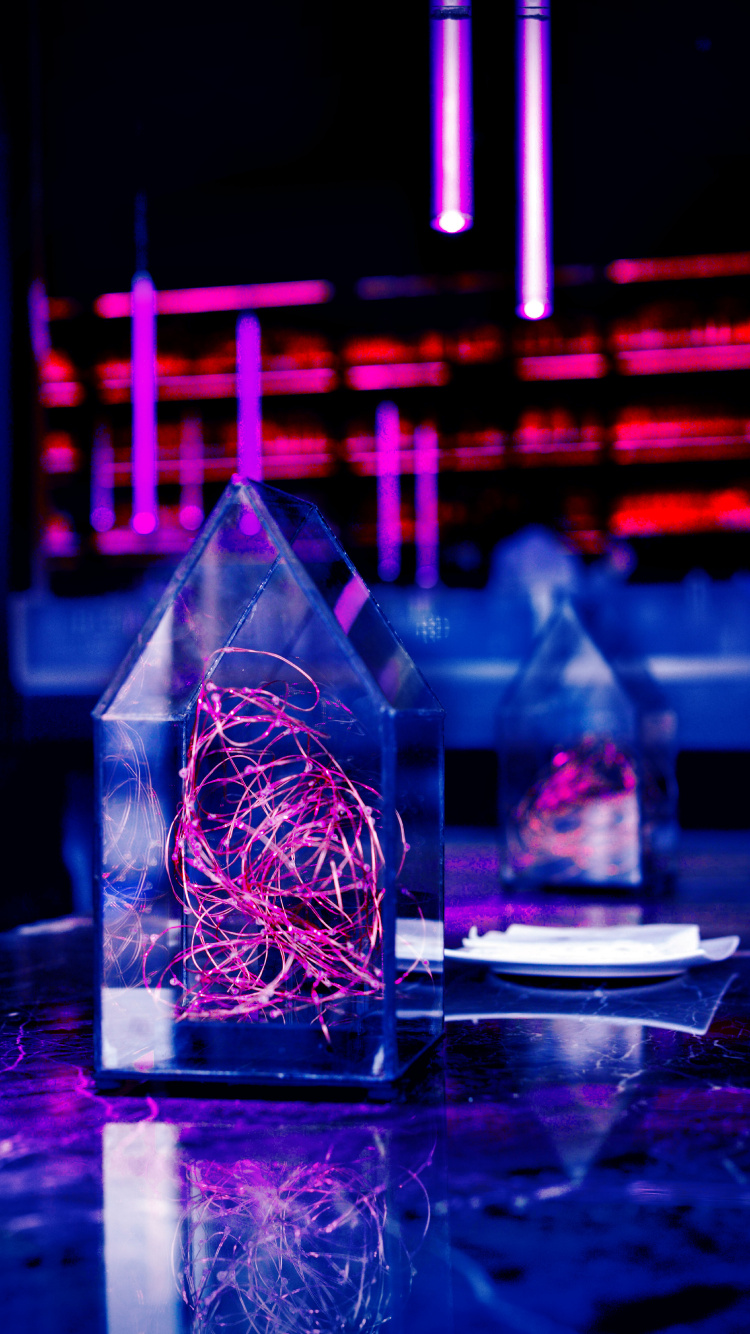 Récipient en Verre Transparent Sur Table. Wallpaper in 750x1334 Resolution