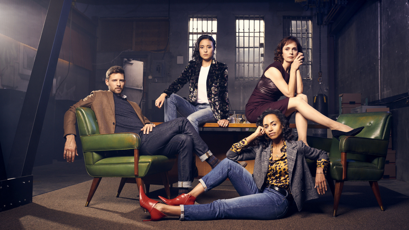 Mujer en Vestido Floral Blanco y Negro Sentada en un Sillón Verde. Wallpaper in 1366x768 Resolution