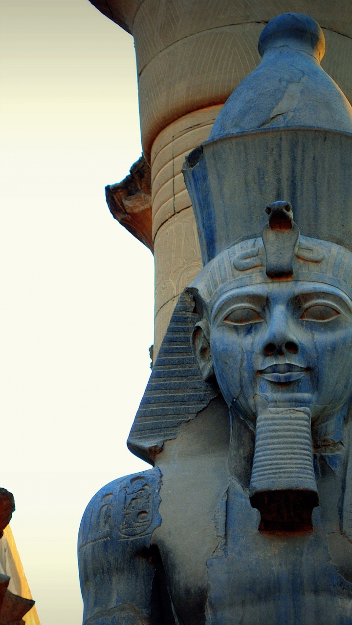 Braune Betonstatue Tagsüber. Wallpaper in 720x1280 Resolution