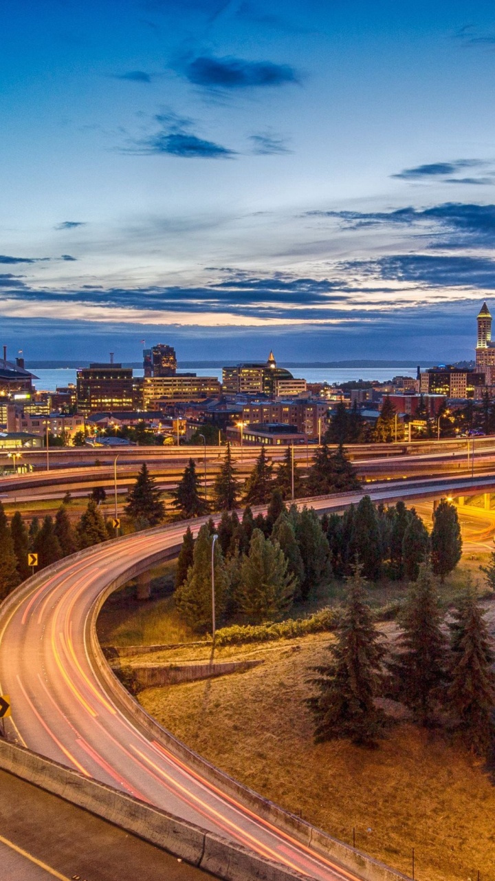 Ciudad Con Edificios de Gran Altura Durante la Noche.. Wallpaper in 720x1280 Resolution