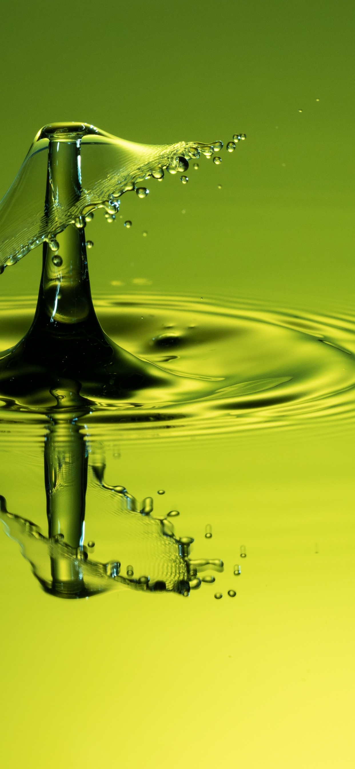 Gota de Agua en el Agua en Fotografía de Cerca. Wallpaper in 1242x2688 Resolution