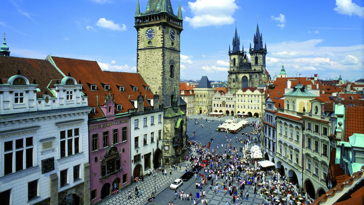 Leute, Die Tagsüber in Der Nähe Eines Braunen Betongebäudes Auf Der Straße Gehen. Wallpaper in 1280x720 Resolution