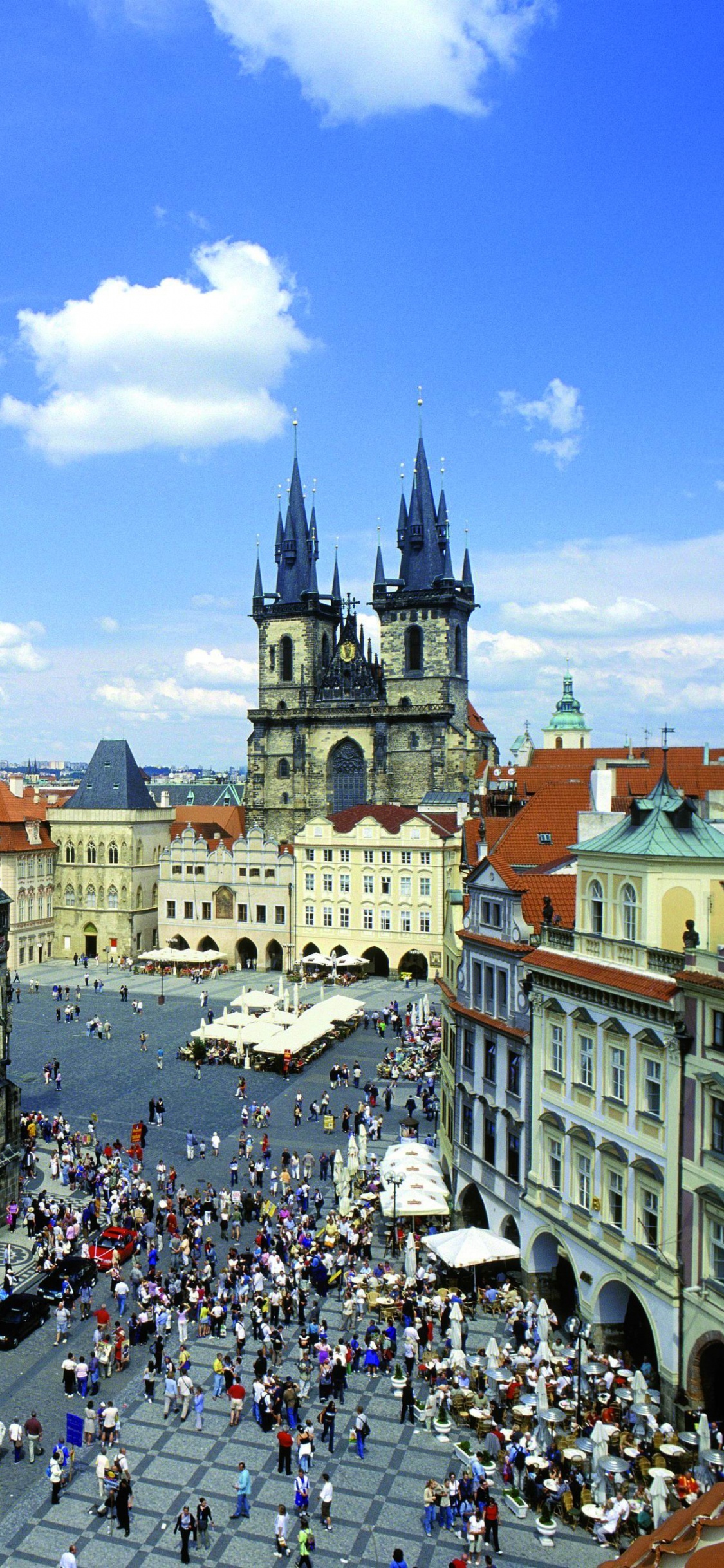 Personnes Marchant Dans la Rue Près D'un Bâtiment en Béton Brun Pendant la Journée. Wallpaper in 1125x2436 Resolution