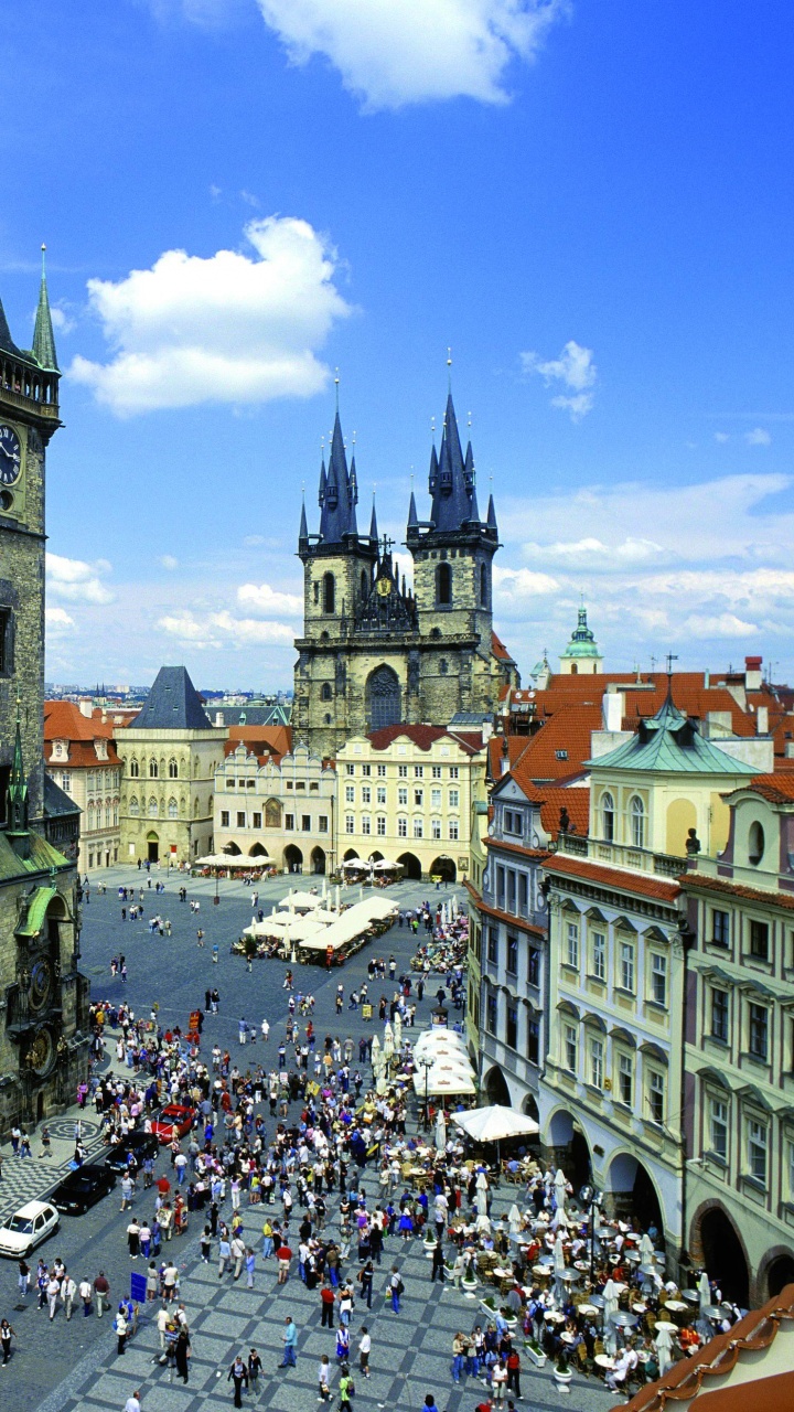 Personnes Marchant Dans la Rue Près D'un Bâtiment en Béton Brun Pendant la Journée. Wallpaper in 720x1280 Resolution