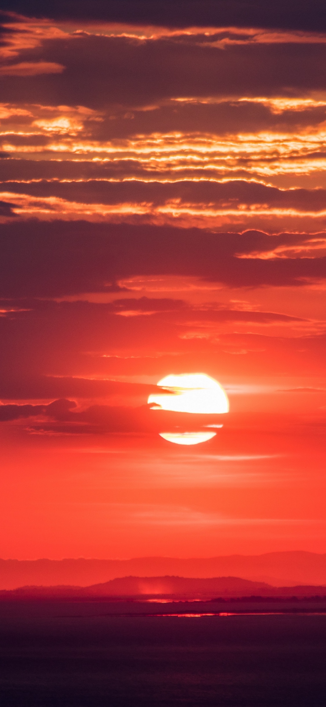 Silueta de Montaña Durante la Puesta de Sol. Wallpaper in 1125x2436 Resolution