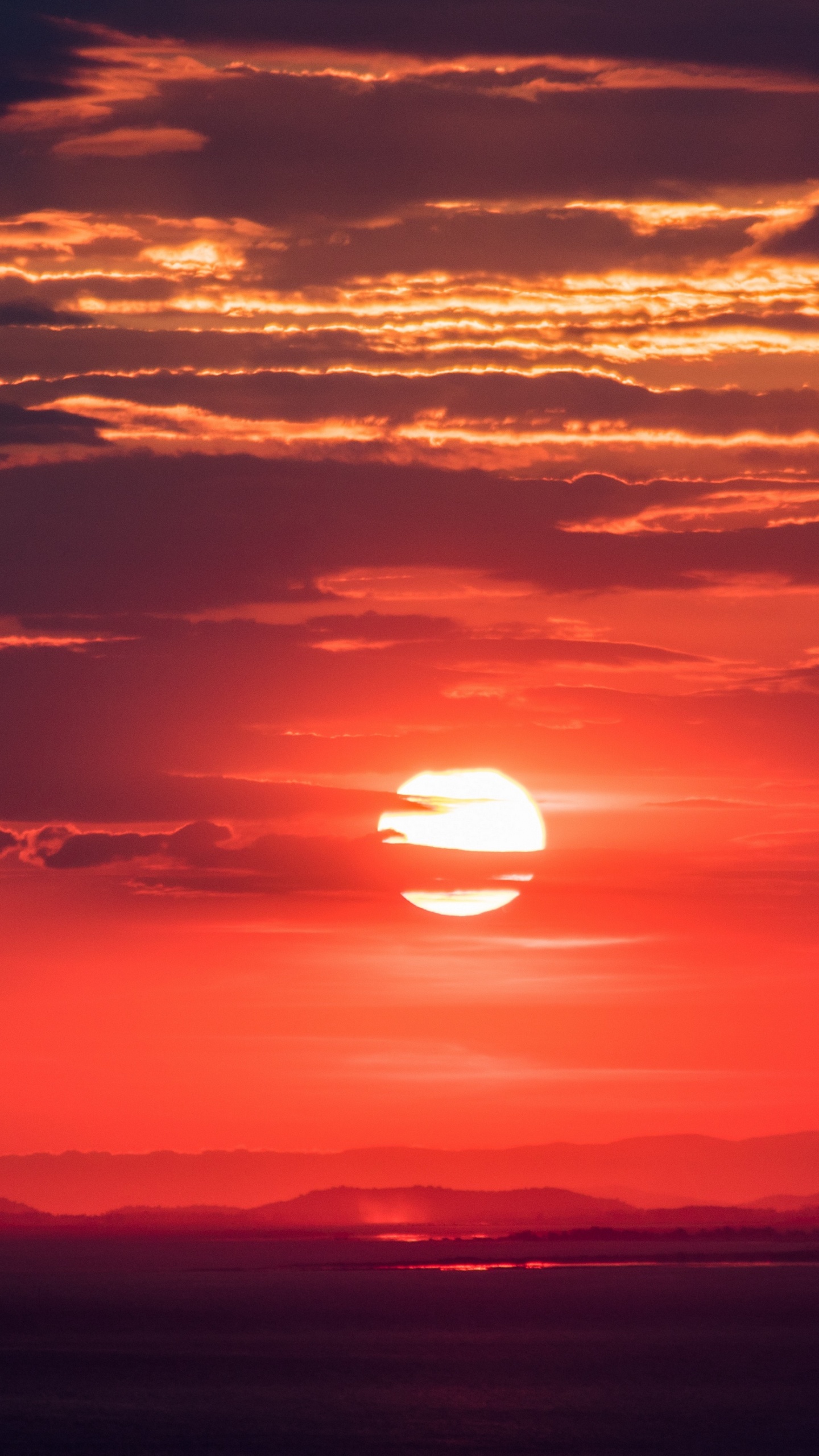 Silhouette Des Berges Bei Sonnenuntergang. Wallpaper in 1440x2560 Resolution