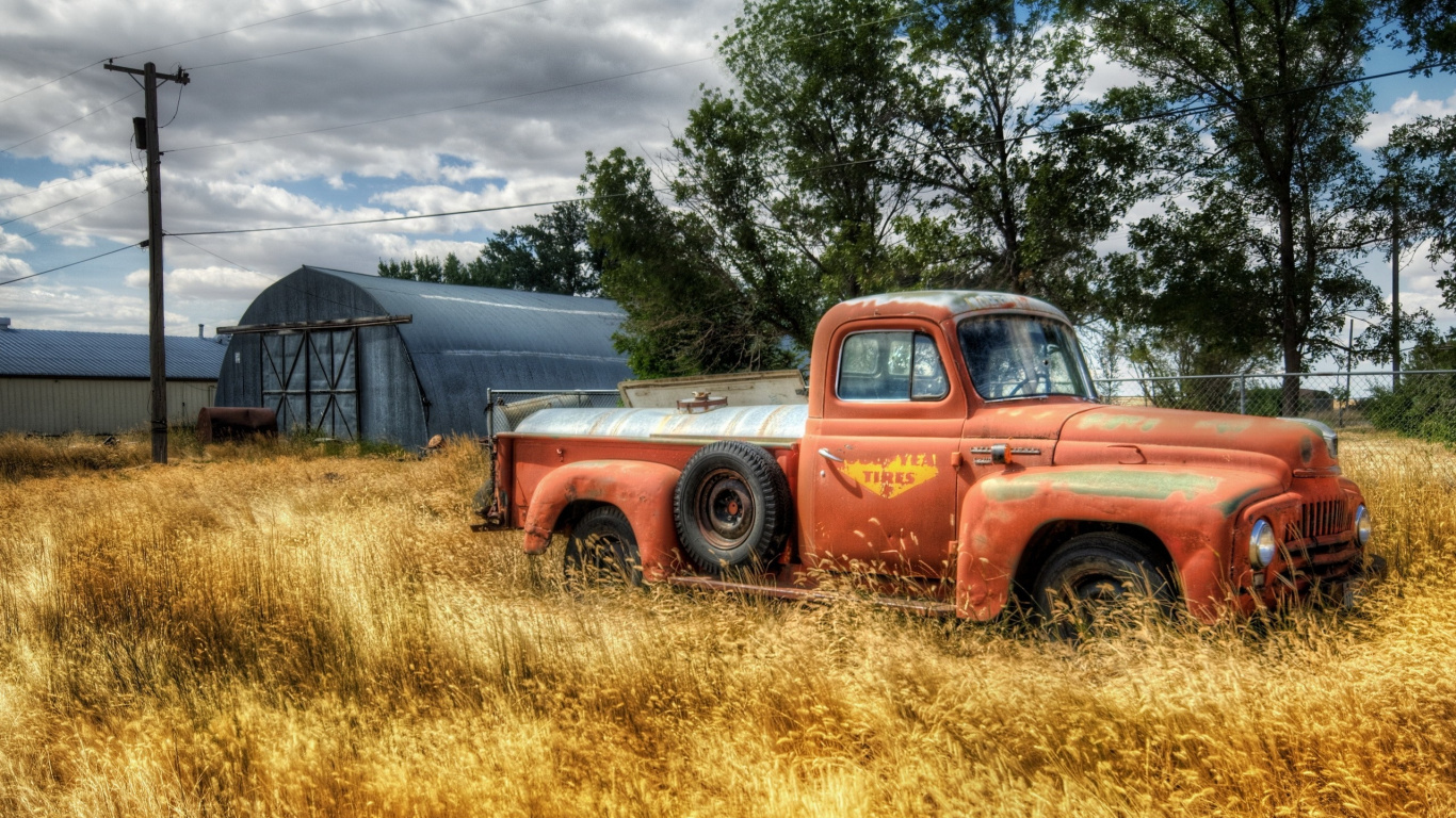 Camioneta Pickup Roja de Cabina Única en Campo de Hierba Marrón Cerca de Árboles Verdes Bajo Nubes Blancas y. Wallpaper in 1366x768 Resolution