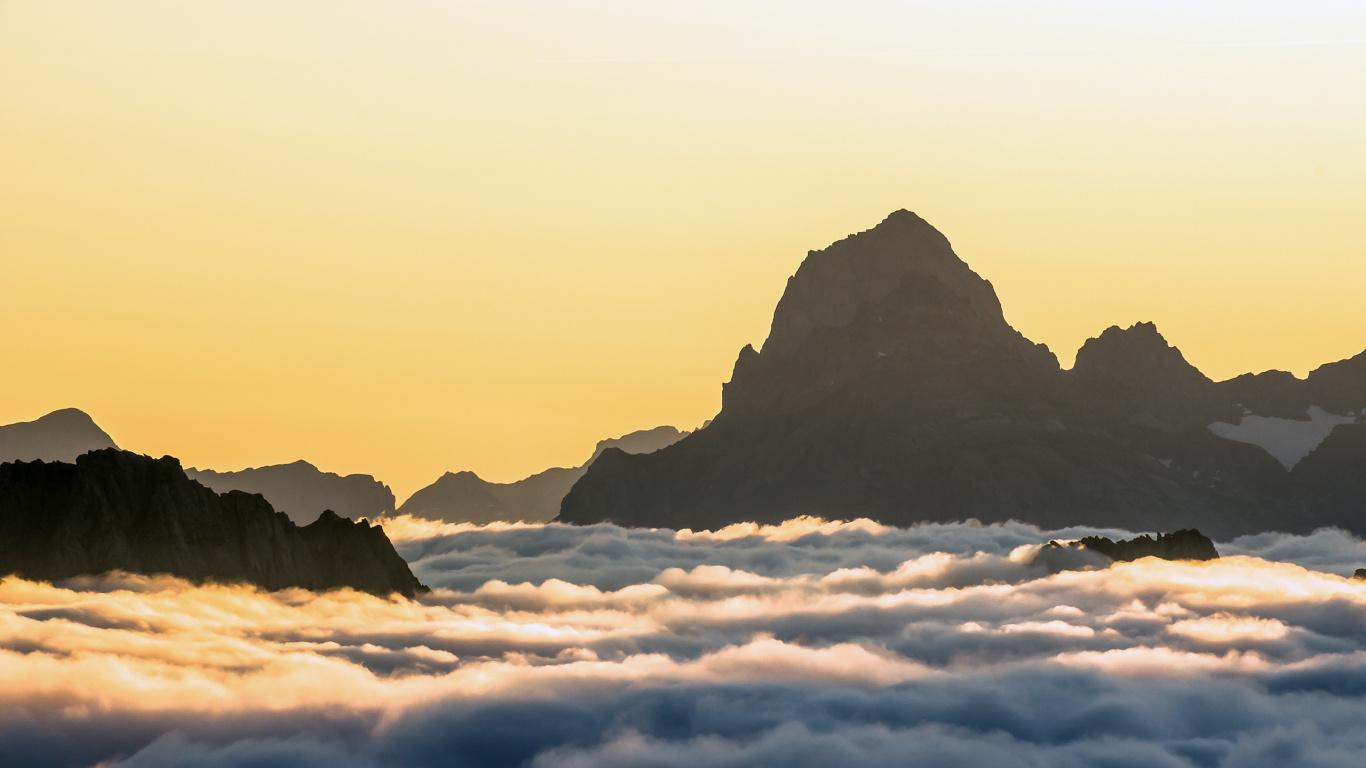 Silhouette of Mountain During Daytime. Wallpaper in 1366x768 Resolution