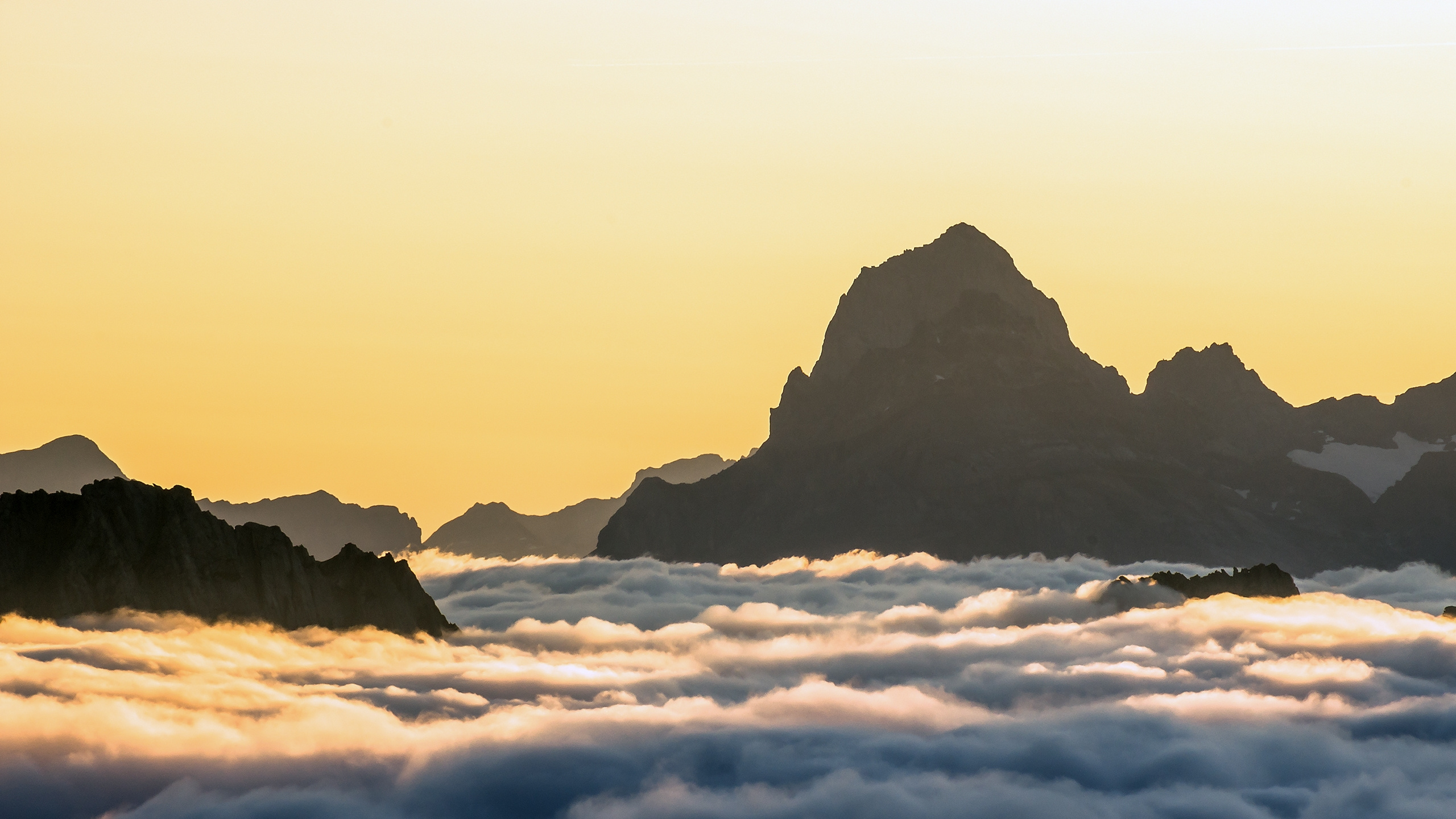 Silhouette of Mountain During Daytime. Wallpaper in 2560x1440 Resolution