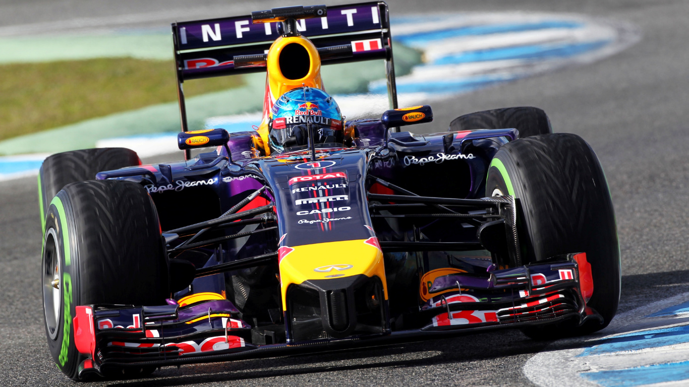 Yellow and Black f 1 Race Car on Track. Wallpaper in 1366x768 Resolution