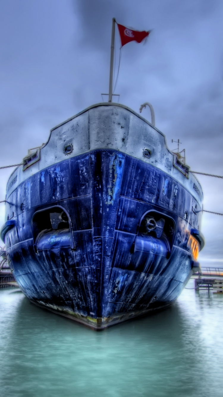 Blaues Und Weißes Schiff Auf Dem Wasser Bei Bewölktem Himmel Tagsüber. Wallpaper in 750x1334 Resolution