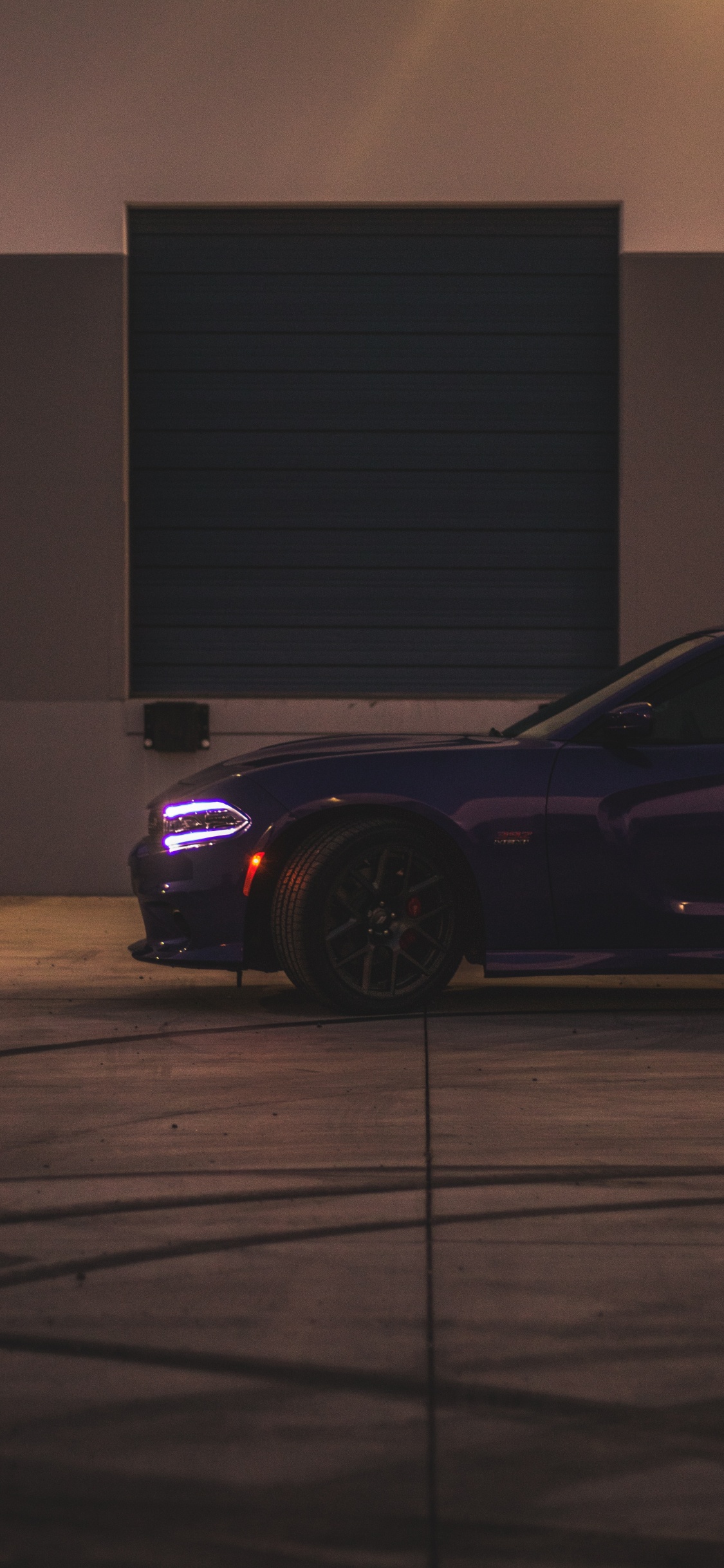 Schwarzer Porsche 911 Vor Garage Geparkt. Wallpaper in 1125x2436 Resolution