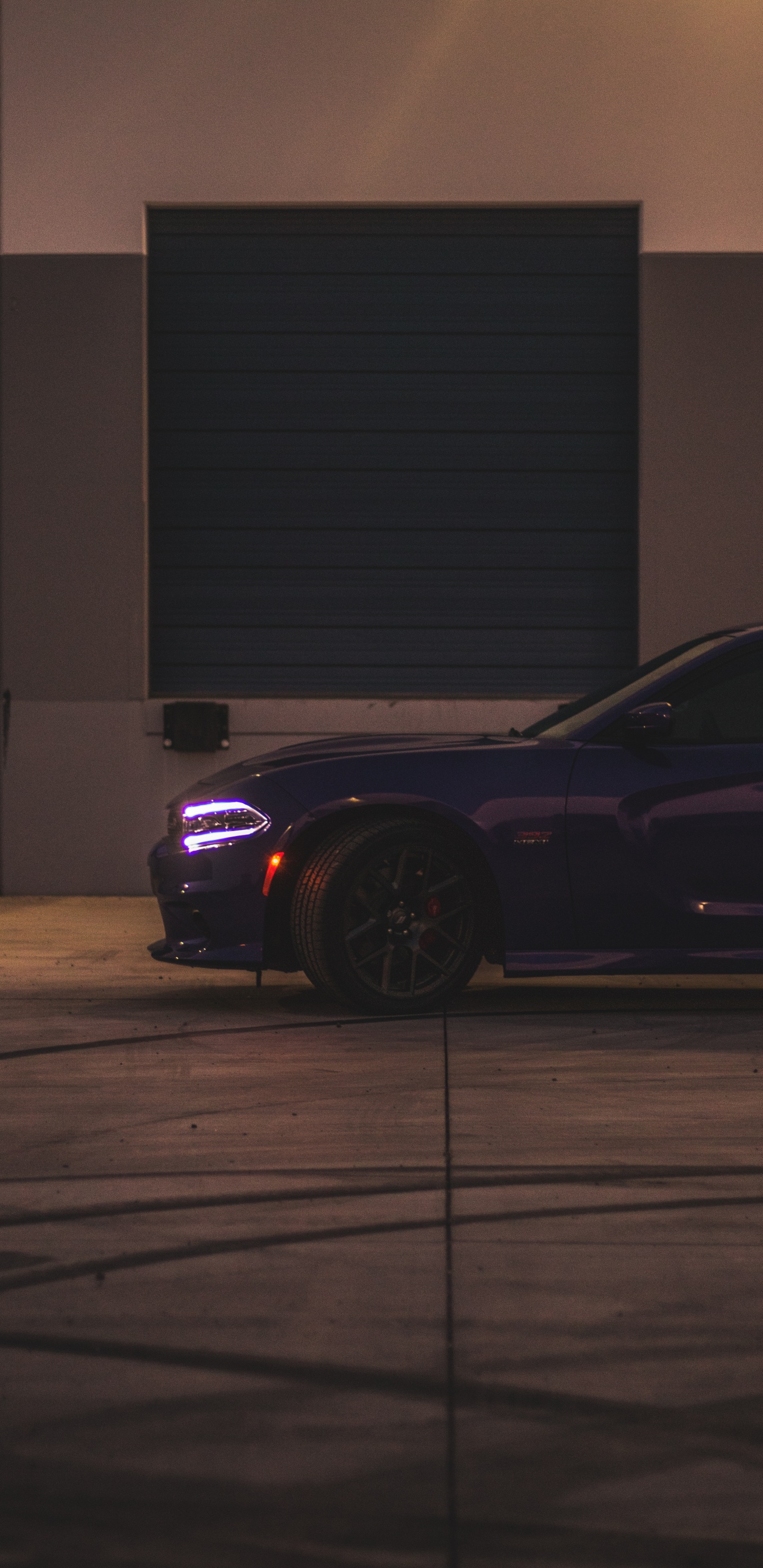 Schwarzer Porsche 911 Vor Garage Geparkt. Wallpaper in 1440x2960 Resolution