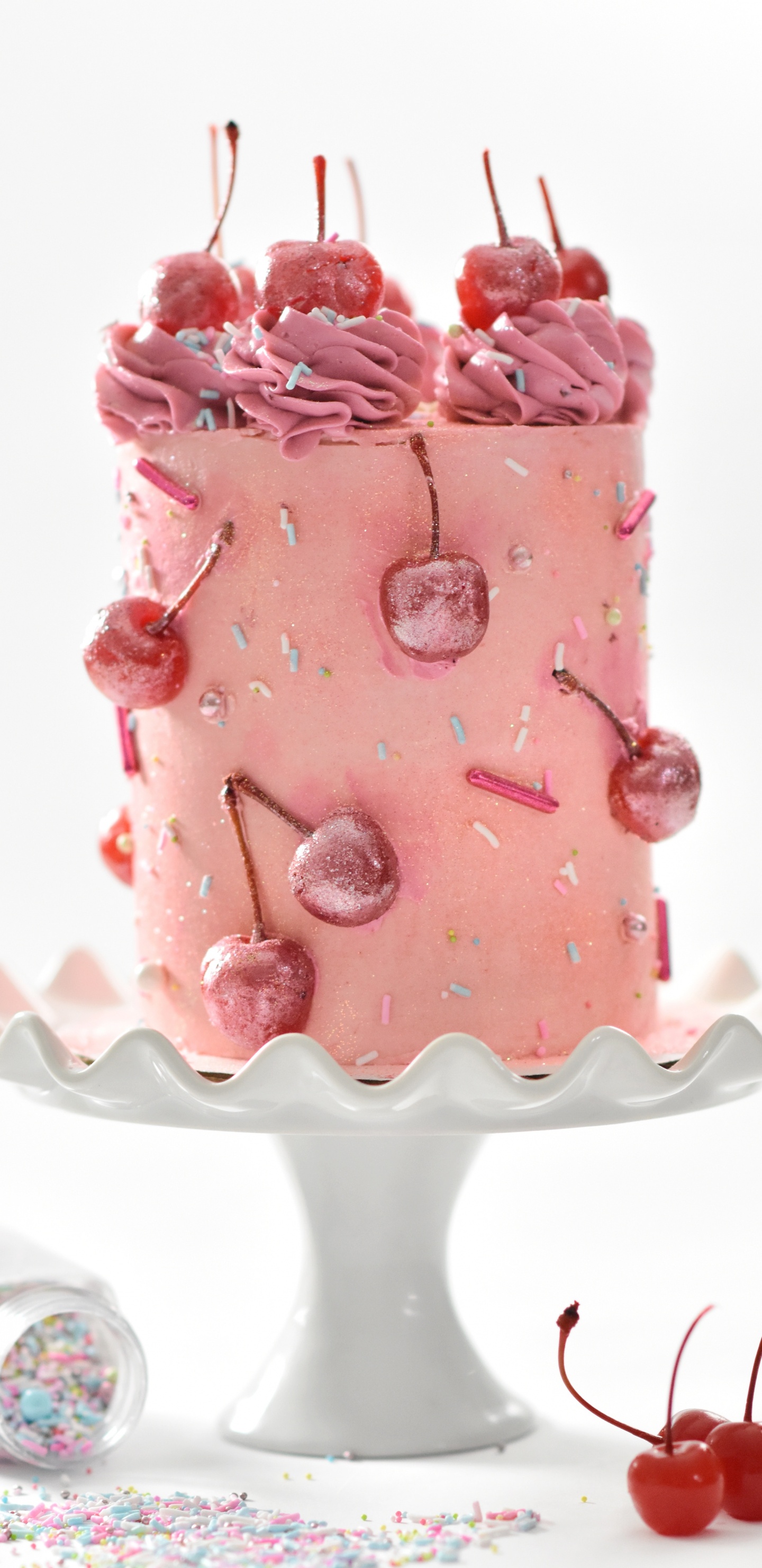 Gâteau Rose et Blanc Sur Tableau Blanc. Wallpaper in 1440x2960 Resolution