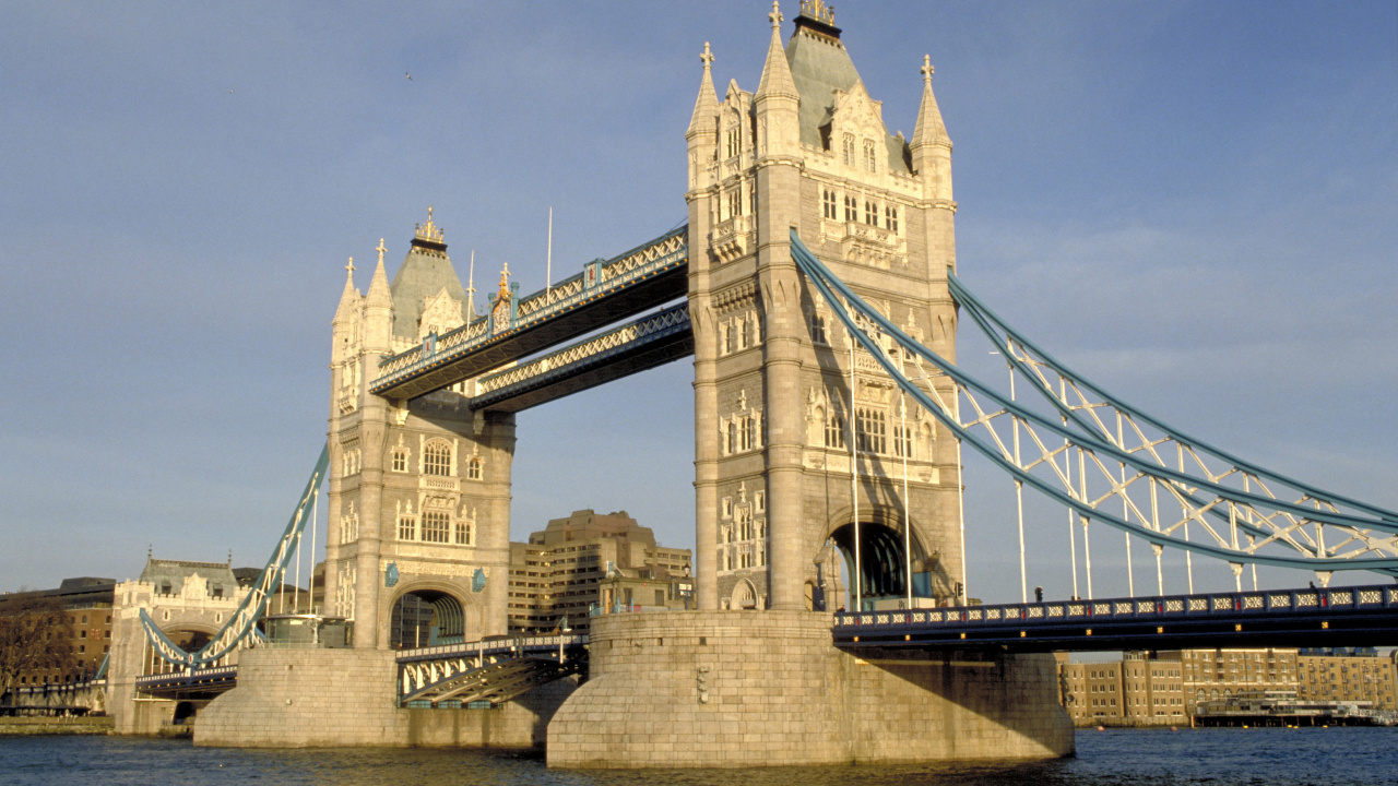 Brown Concrete Bridge Over River During Daytime. Wallpaper in 1280x720 Resolution