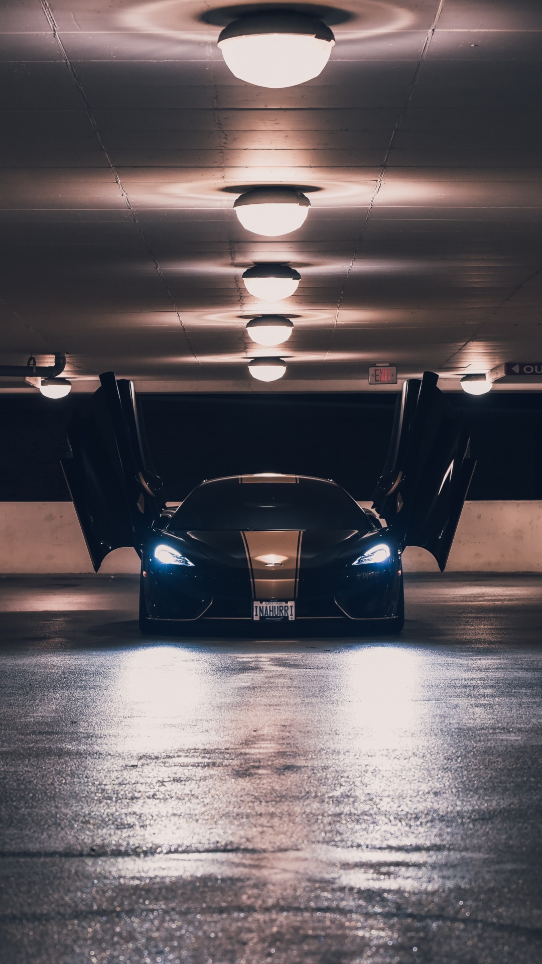 Voiture Bleue et Noire Dans un Parking. Wallpaper in 1080x1920 Resolution