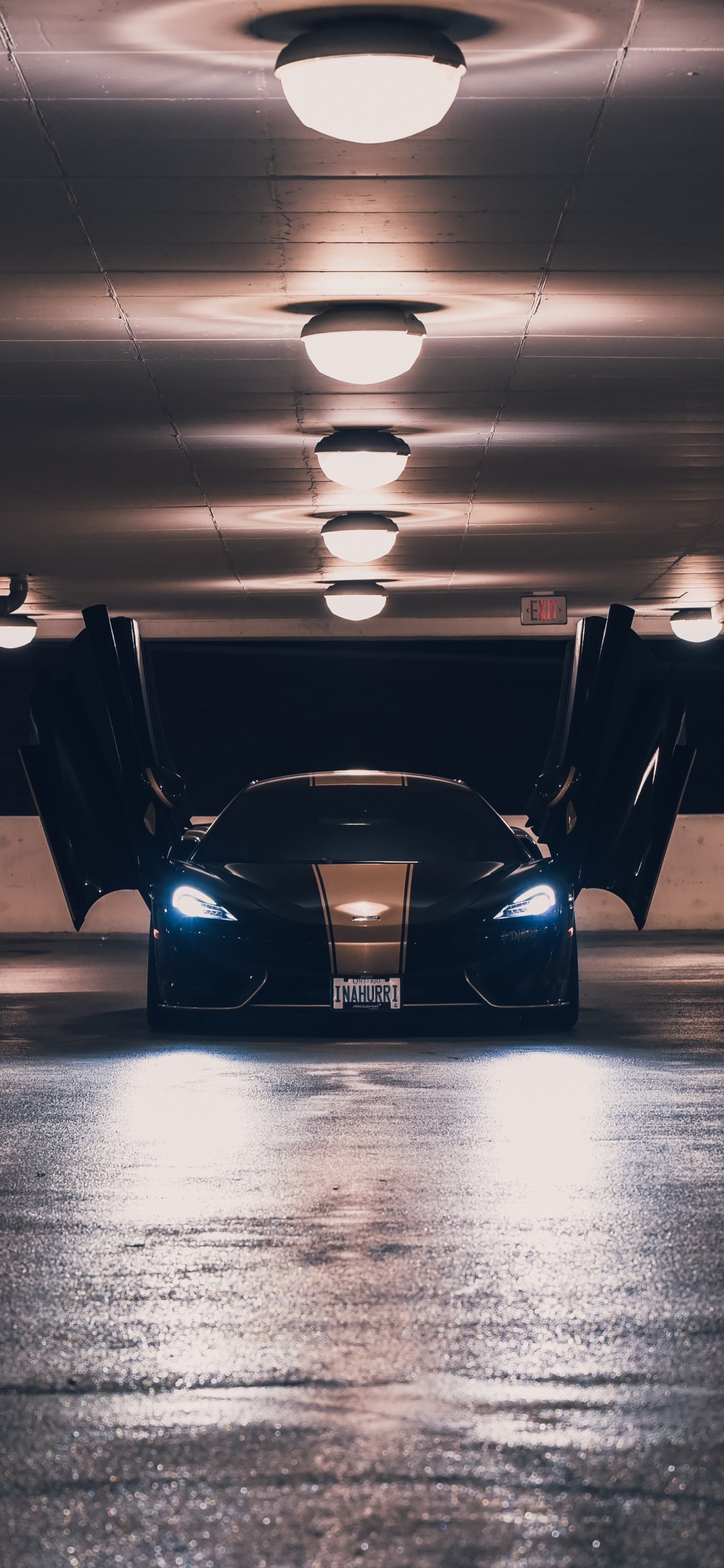 Voiture Bleue et Noire Dans un Parking. Wallpaper in 1125x2436 Resolution