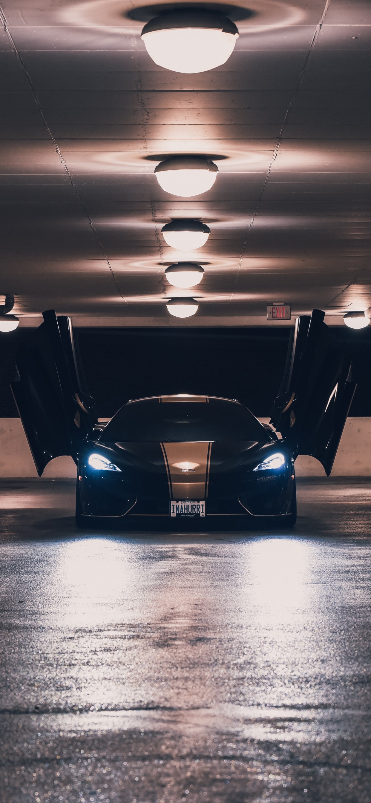 Voiture Bleue et Noire Dans un Parking. Wallpaper in 1242x2688 Resolution