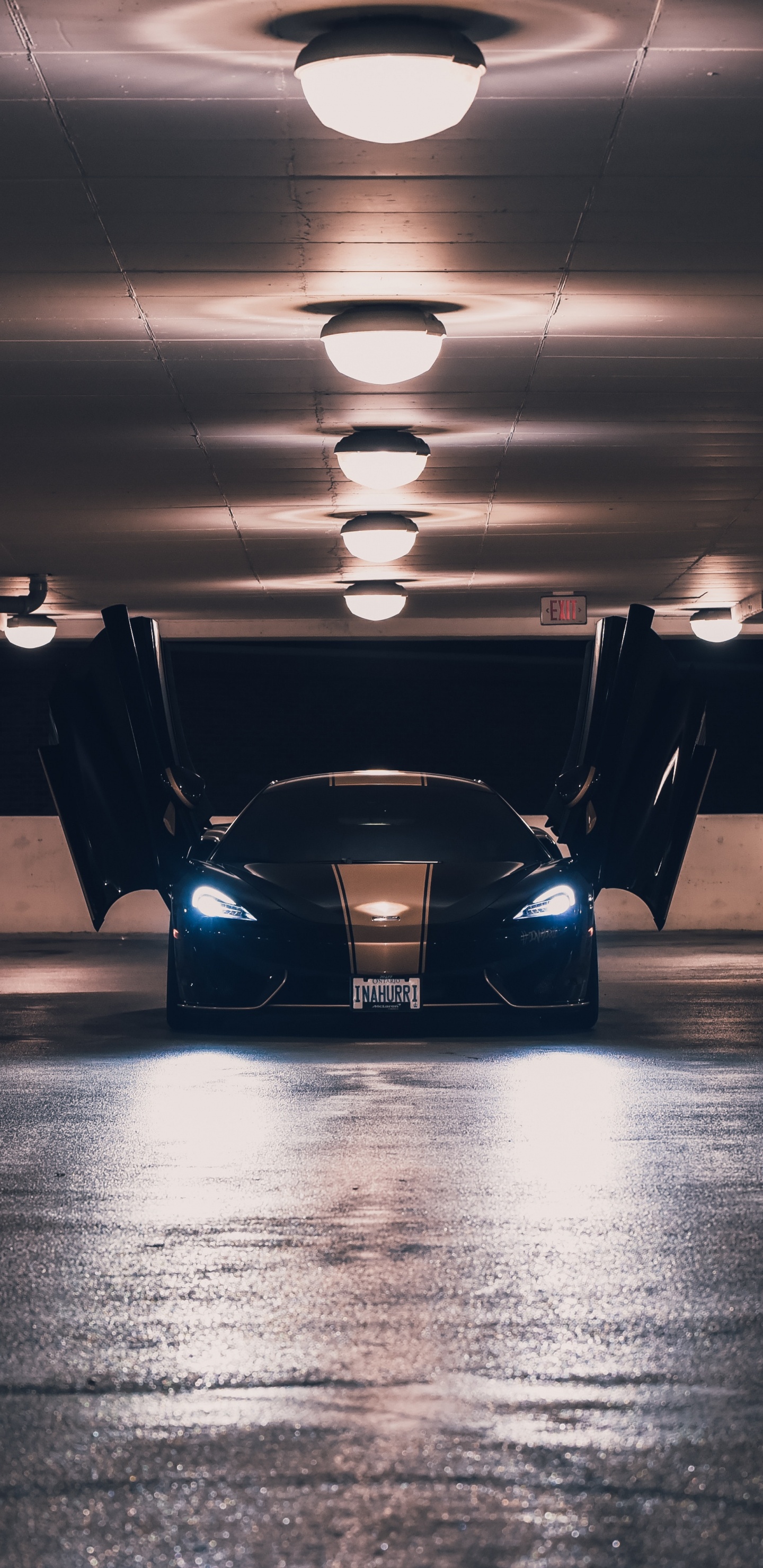 Voiture Bleue et Noire Dans un Parking. Wallpaper in 1440x2960 Resolution