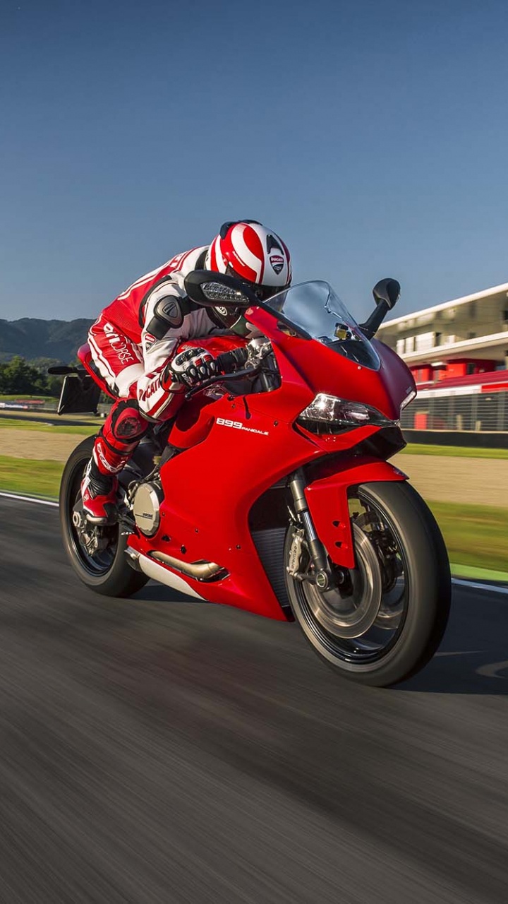 Mann Mit Rotem Motorradhelm, Der Tagsüber Auf Rotem Sportfahrrad Unterwegs Ist. Wallpaper in 720x1280 Resolution