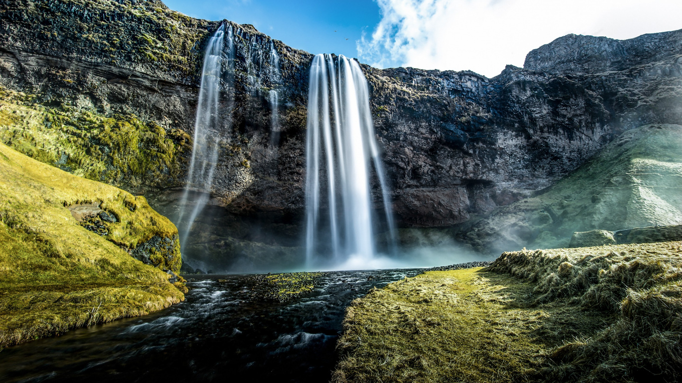 Cascades Sur Terrain D'herbe Verte Sous Ciel Bleu Pendant la Journée. Wallpaper in 1366x768 Resolution