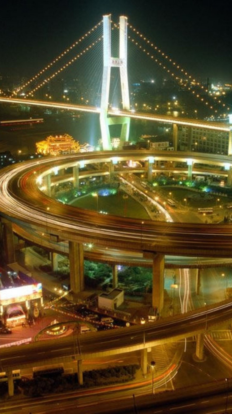 Zeitrafferaufnahmen Von Autos Auf Der Straße Während Der Nachtzeit. Wallpaper in 750x1334 Resolution