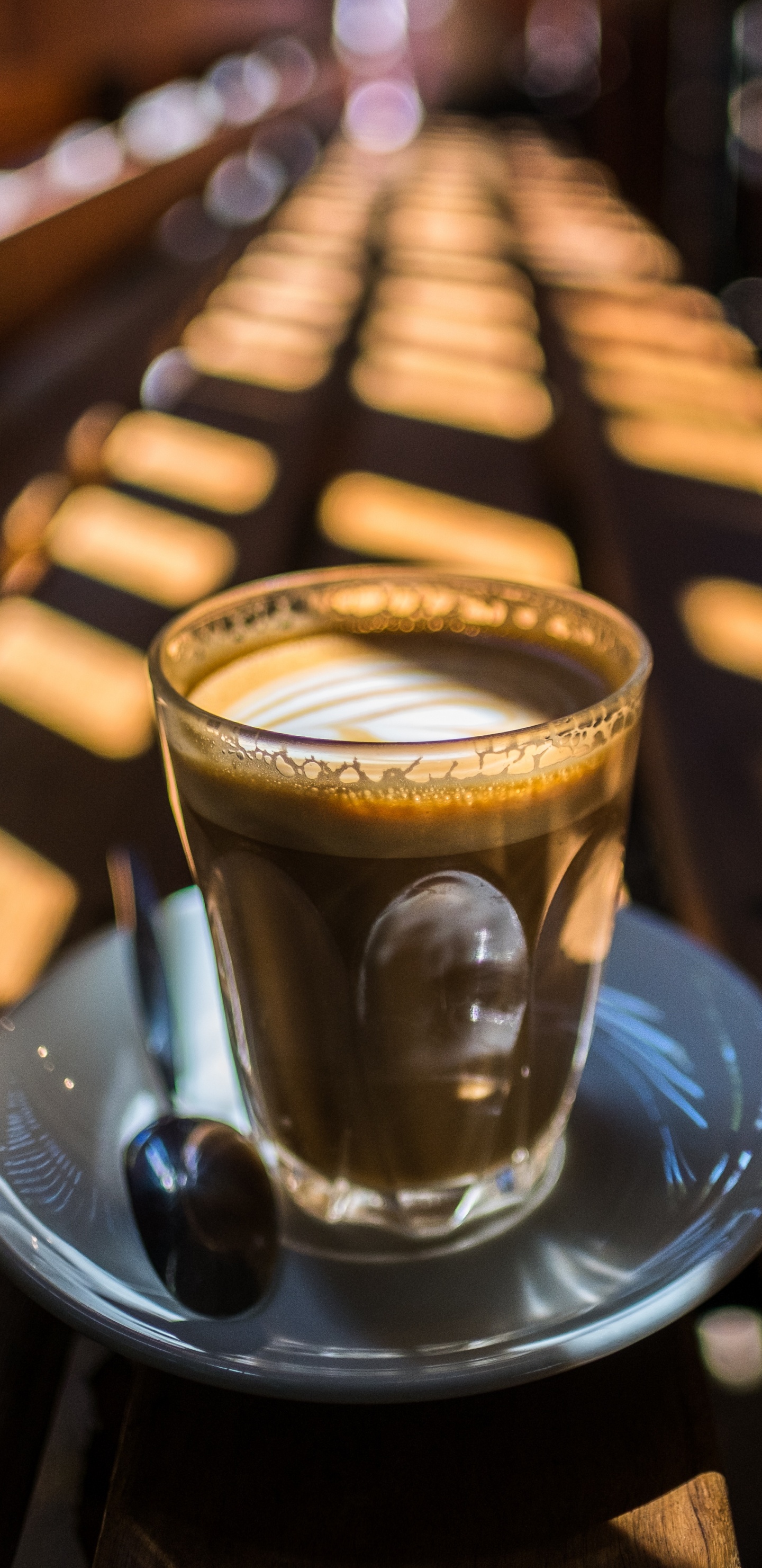 Tasse en Verre Clair Sur Une Soucoupe en Céramique Bleue. Wallpaper in 1440x2960 Resolution