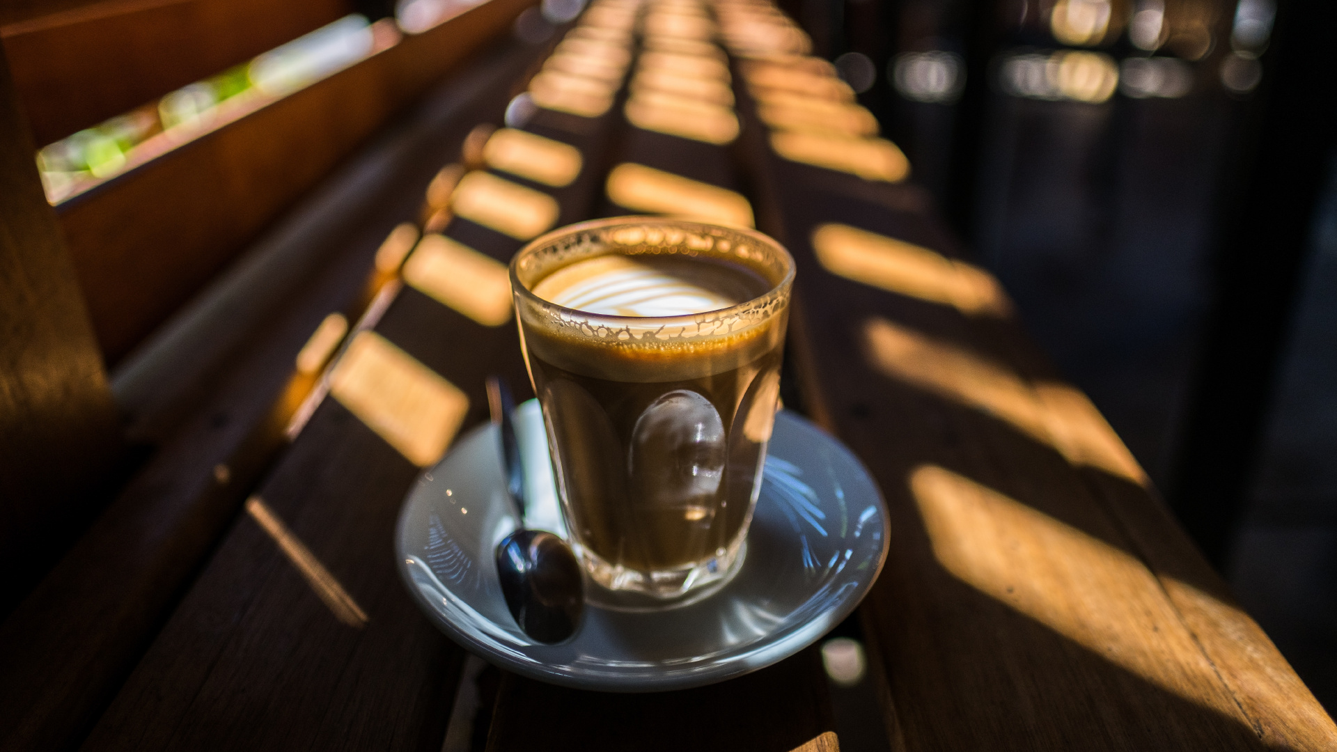 Tasse en Verre Clair Sur Une Soucoupe en Céramique Bleue. Wallpaper in 1920x1080 Resolution
